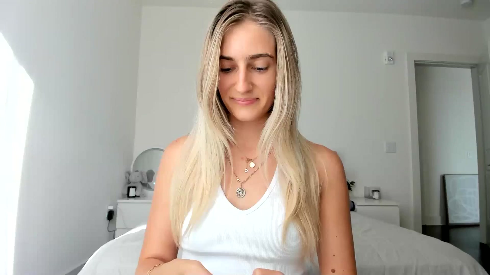 Gallery image thumbnail from Vodka_Queen's myfreecams stream on, 10/21/2024, 24:10 image 8 of 20