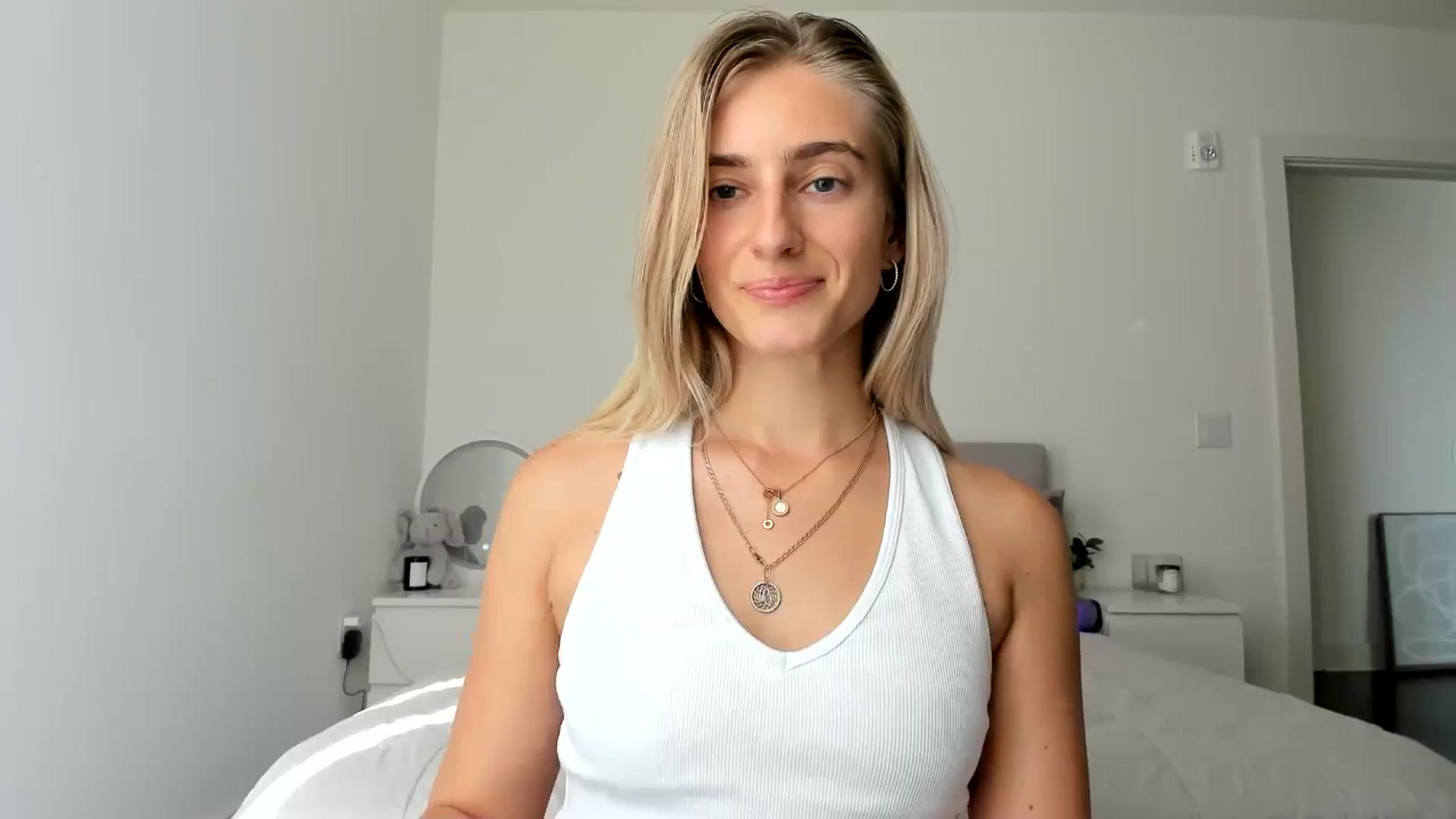 Gallery image thumbnail from Vodka_Queen's myfreecams stream on, 10/21/2024, 24:10 image 3 of 20