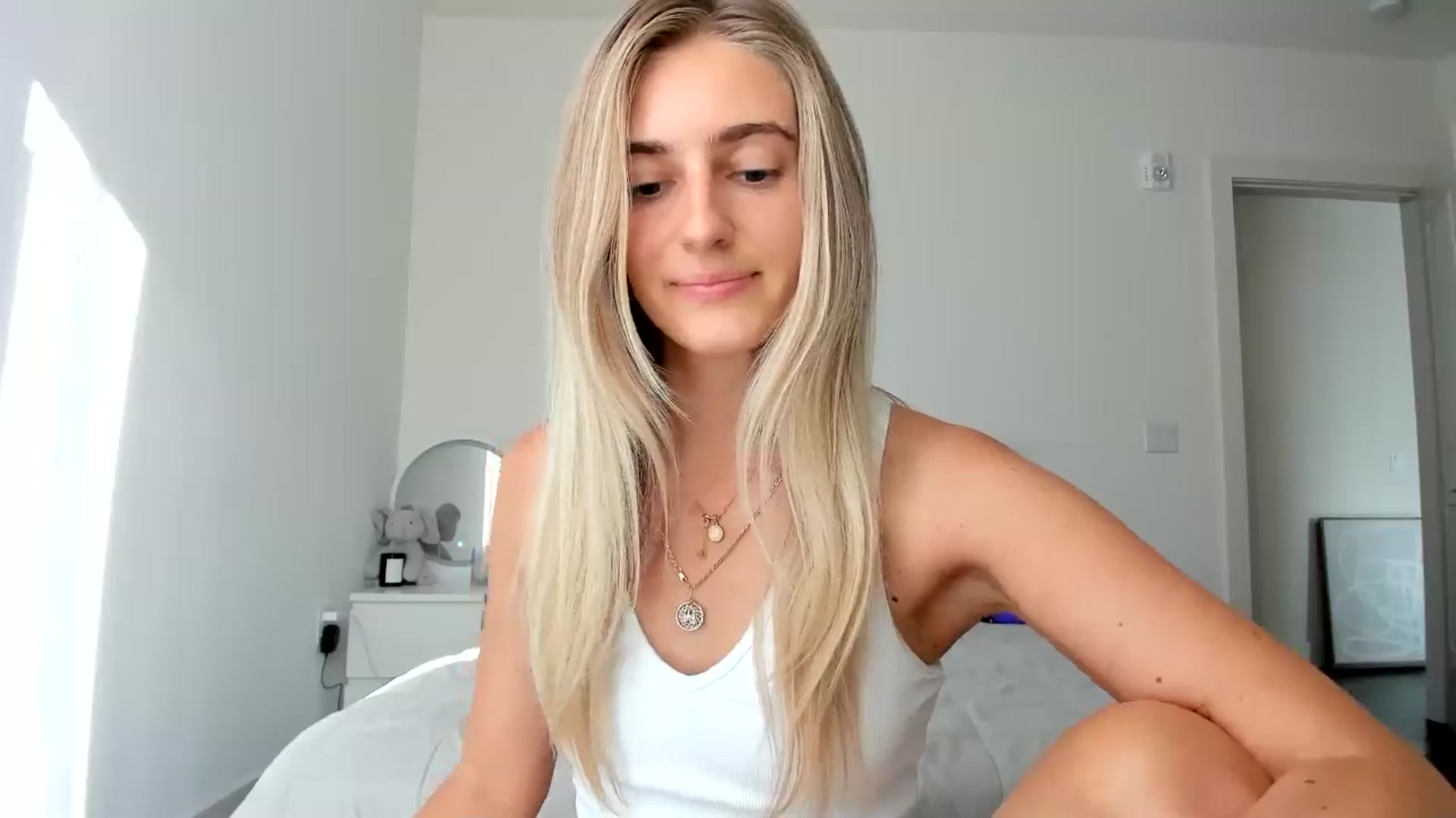 Gallery image thumbnail from Vodka_Queen's myfreecams stream on, 10/21/2024, 24:10 image 10 of 20