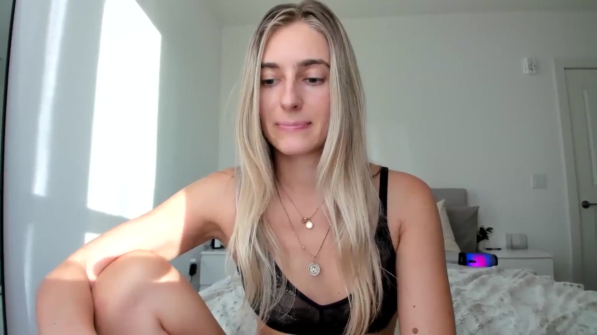Gallery image thumbnail from Vodka_Queen's myfreecams stream on, 11/22/2024, 24:14 image 17 of 20