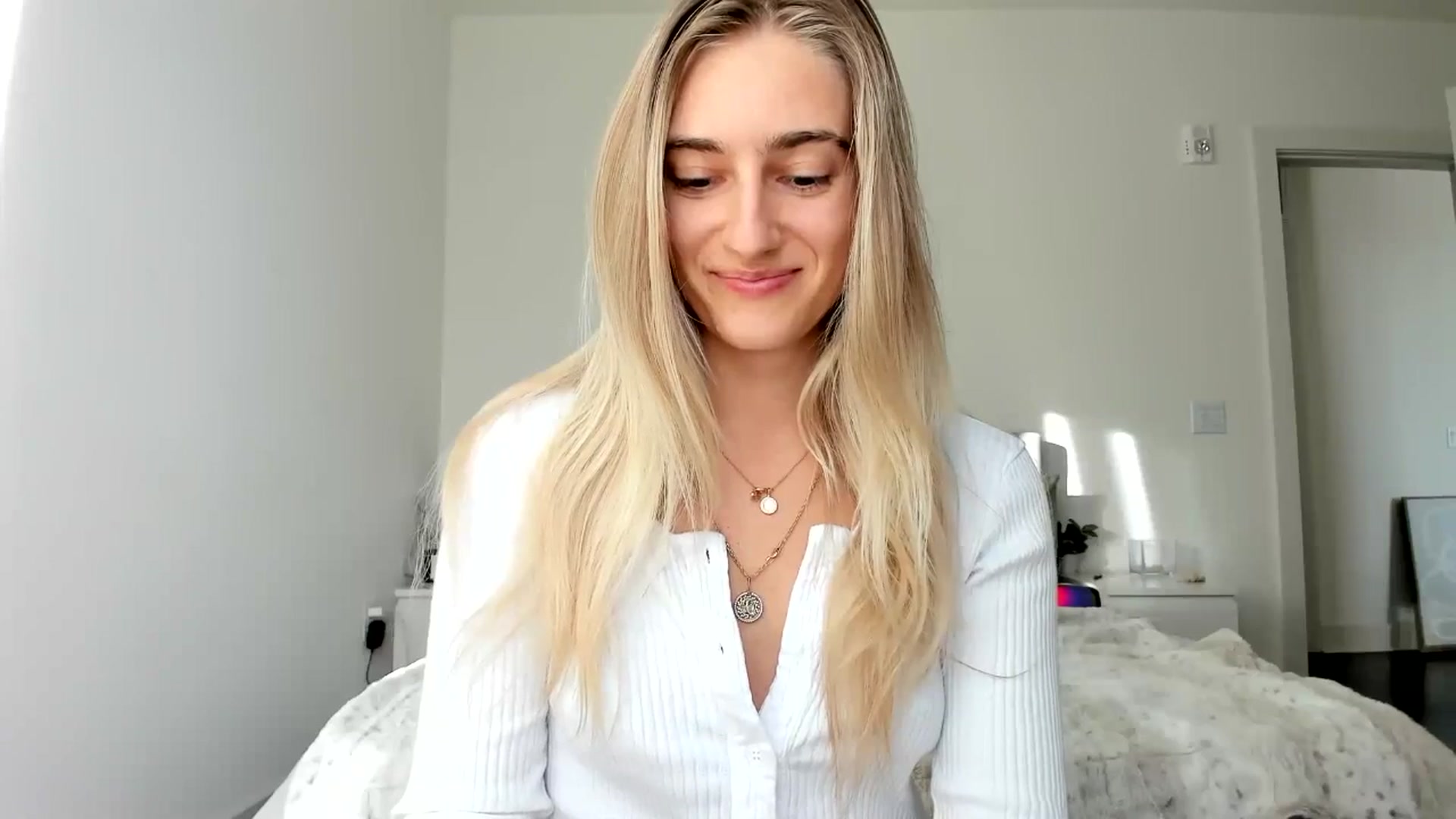 Gallery image thumbnail from Vodka_Queen's myfreecams stream on, 11/24/2024, 23:00 image 19 of 20