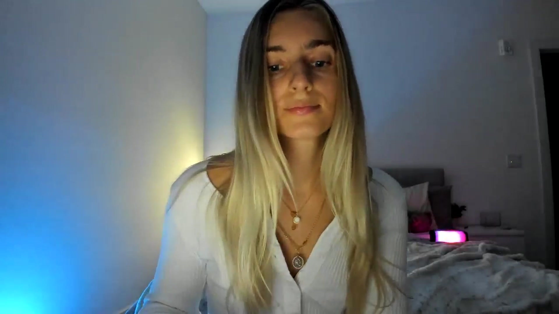 Gallery image thumbnail from Vodka_Queen's myfreecams stream on, 11/25/2024, 01:20 image 18 of 20