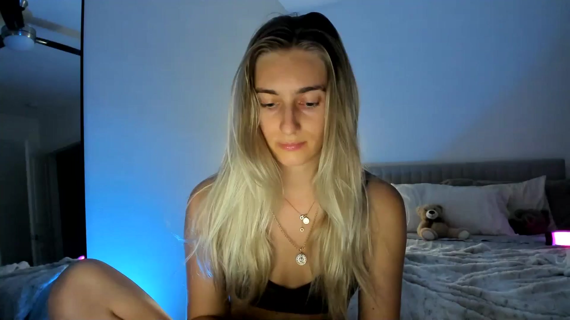 Gallery image thumbnail from Vodka_Queen's myfreecams stream on, 11/25/2024, 04:17 image 15 of 20