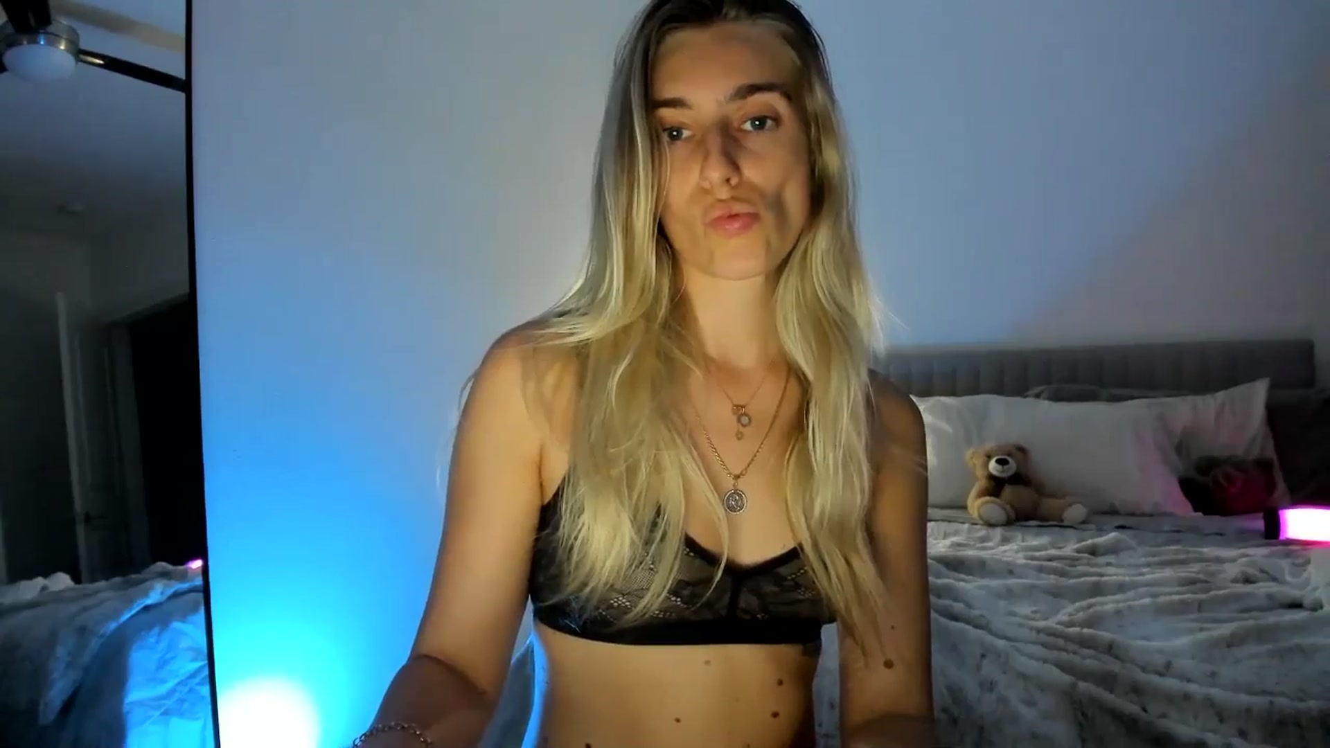 Gallery image thumbnail from Vodka_Queen's myfreecams stream on, 11/25/2024, 04:17 image 18 of 20