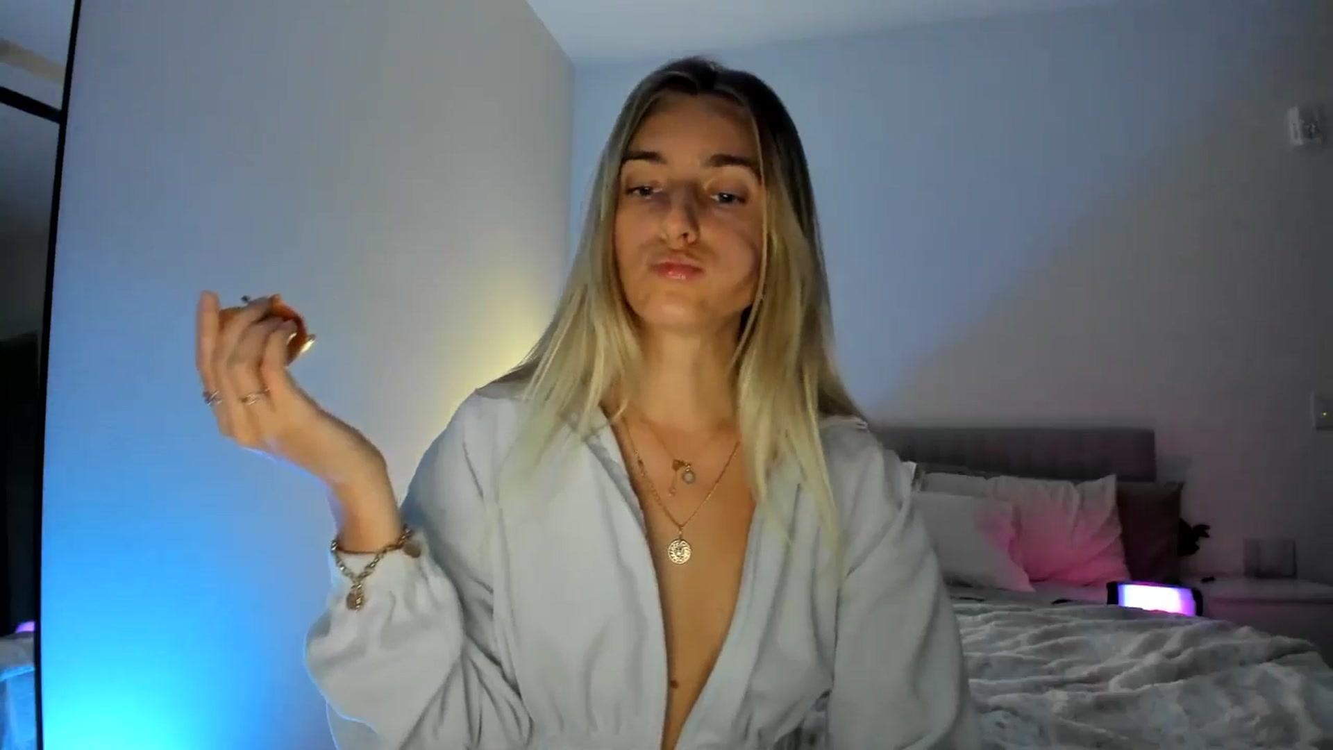 Gallery image thumbnail from Vodka_Queen's myfreecams stream on, 11/27/2024, 24:56 image 17 of 20