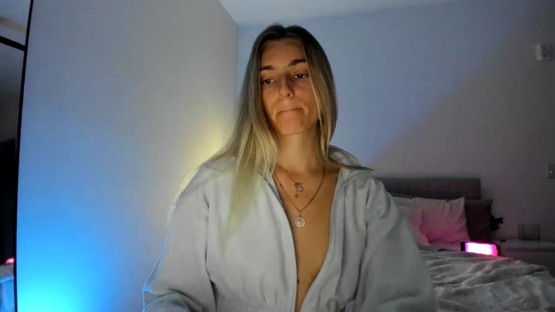 Gallery image thumbnail from Vodka_Queen's myfreecams stream on, 11/27/2024, 24:56 image 18 of 20