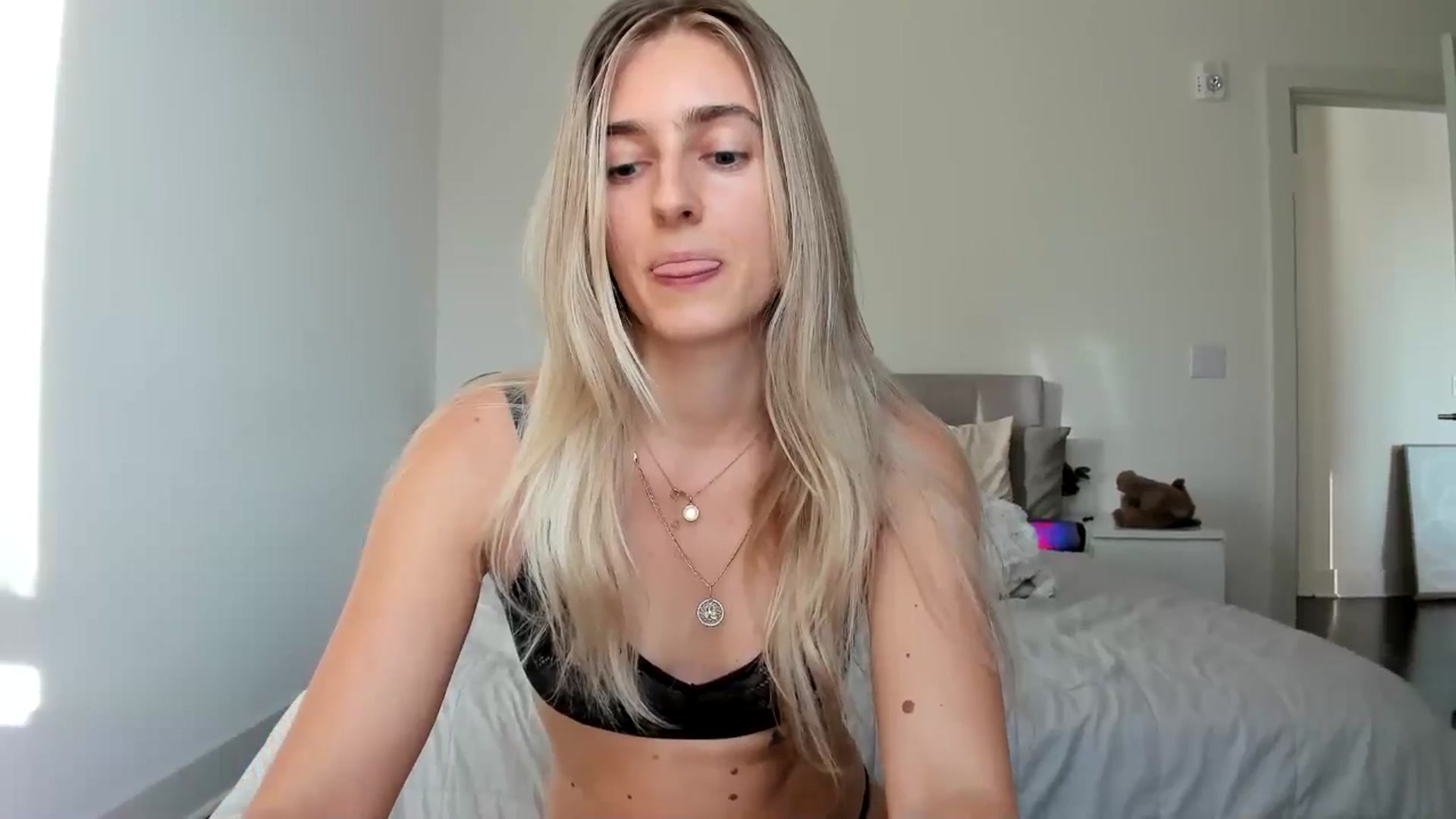 Gallery image thumbnail from Vodka_Queen's myfreecams stream on, 11/27/2024, 23:58 image 6 of 20