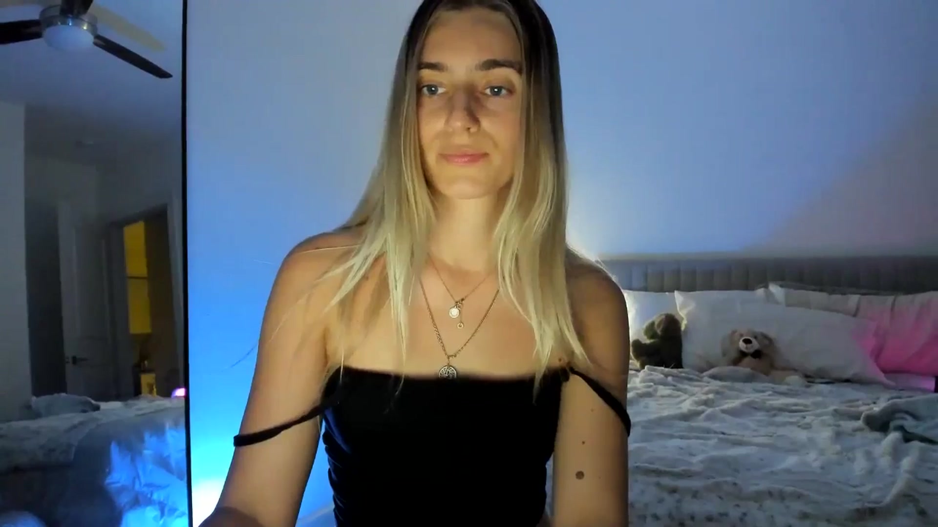Gallery image thumbnail from Vodka_Queen's myfreecams stream on, 12/16/2024, 01:38 image 17 of 20