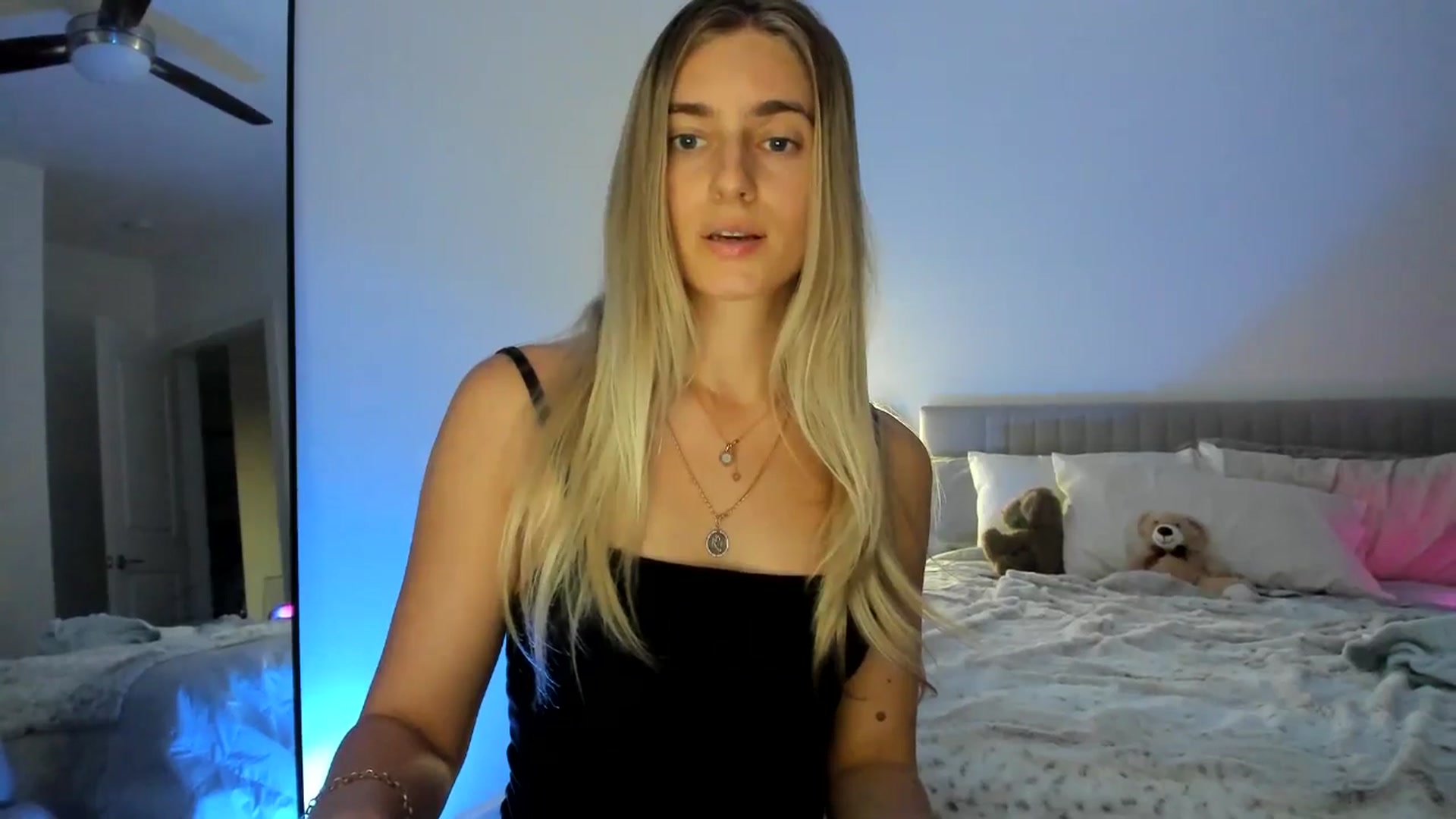 Gallery image thumbnail from Vodka_Queen's myfreecams stream on, 12/16/2024, 01:38 image 14 of 20