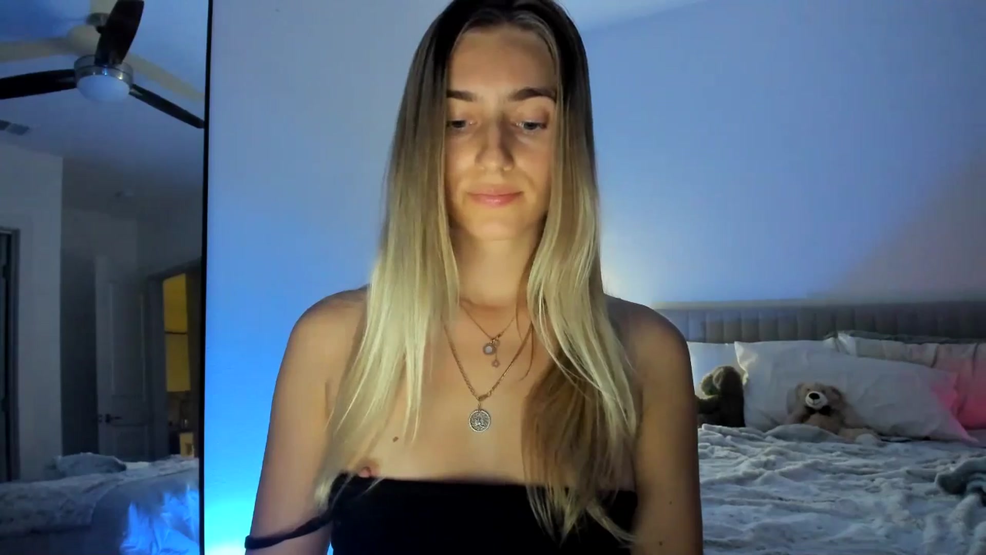 Gallery image thumbnail from Vodka_Queen's myfreecams stream on, 12/16/2024, 01:38 image 19 of 20