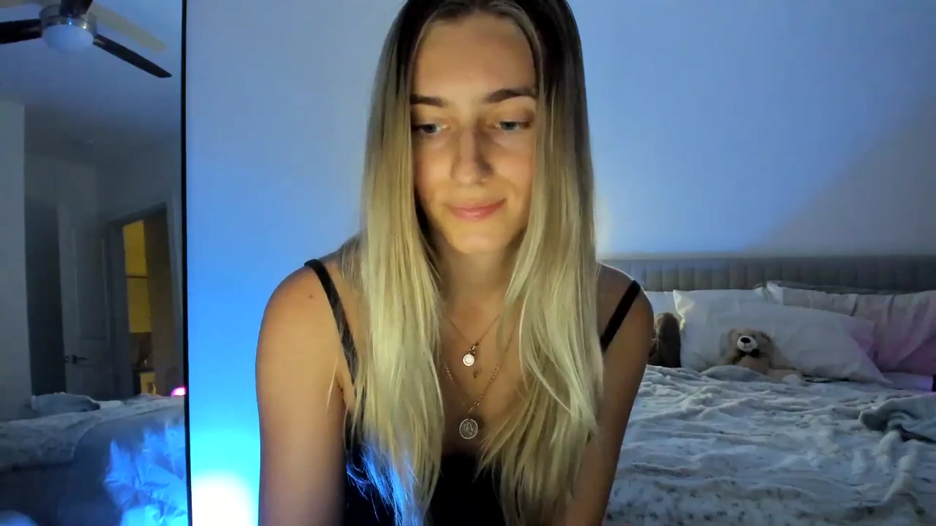 Gallery image thumbnail from Vodka_Queen's myfreecams stream on, 12/16/2024, 01:38 image 16 of 20