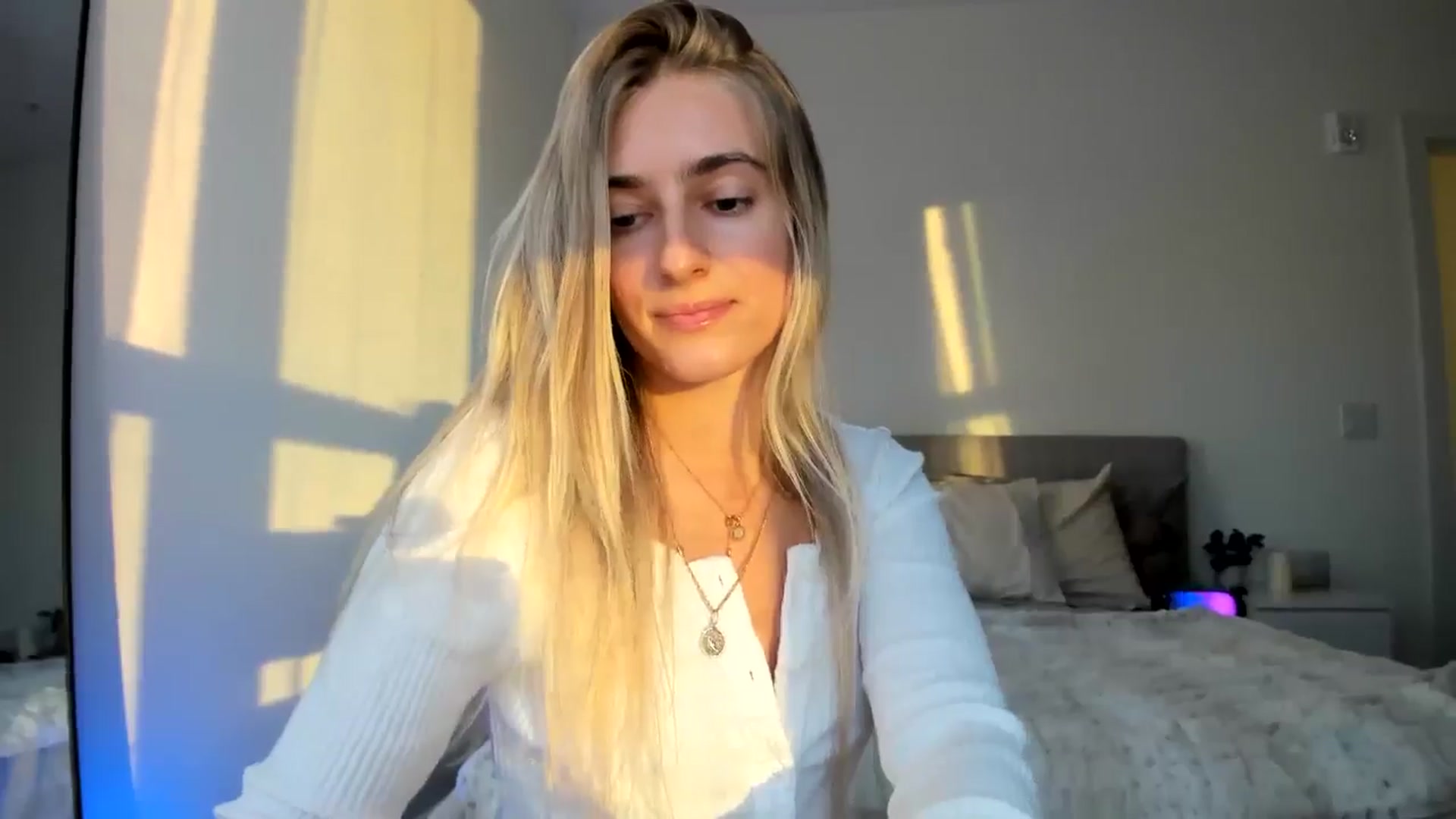 Gallery image thumbnail from Vodka_Queen's myfreecams stream on, 12/18/2024, 01:04 image 15 of 20