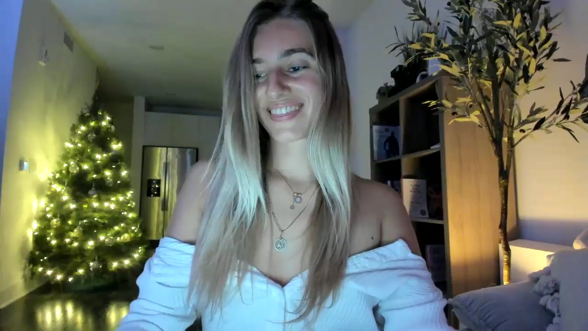Gallery image thumbnail from Vodka_Queen's myfreecams stream on, 12/18/2024, 05:23 image 17 of 20