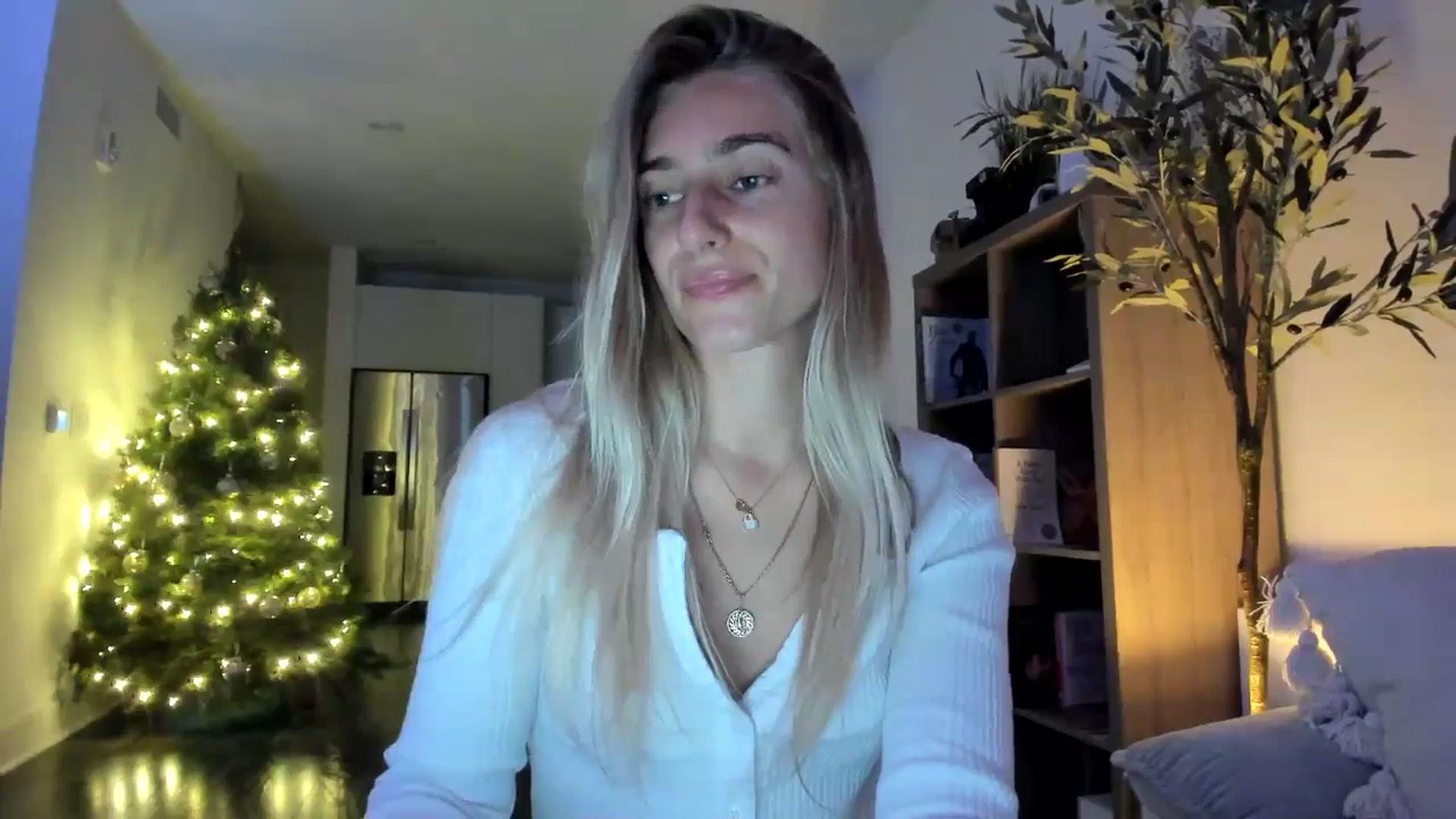 Gallery image thumbnail from Vodka_Queen's myfreecams stream on, 12/18/2024, 05:23 image 10 of 20