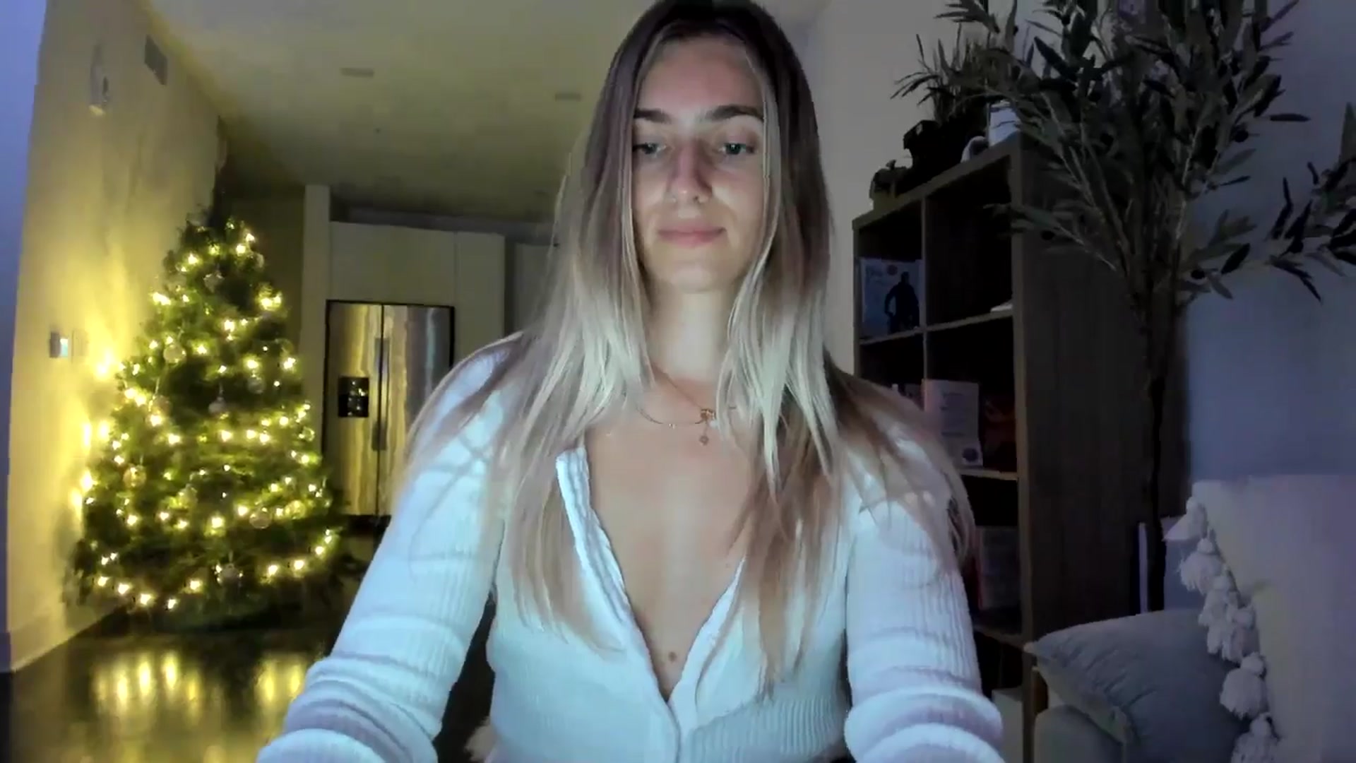 Gallery image thumbnail from Vodka_Queen's myfreecams stream on, 12/18/2024, 08:16 image 17 of 20