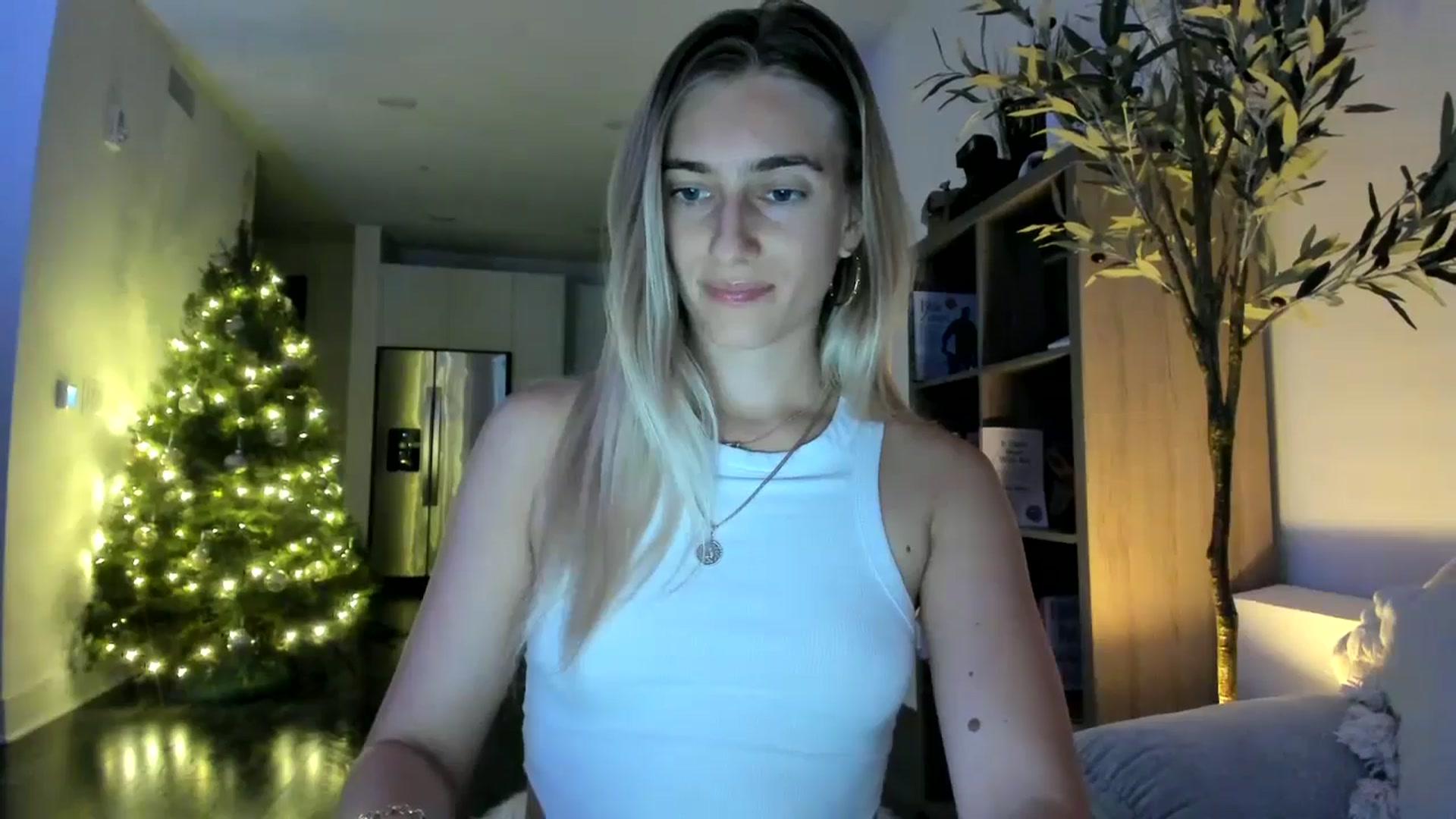 Gallery image thumbnail from Vodka_Queen's myfreecams stream on, 12/20/2024, 06:38 image 11 of 20