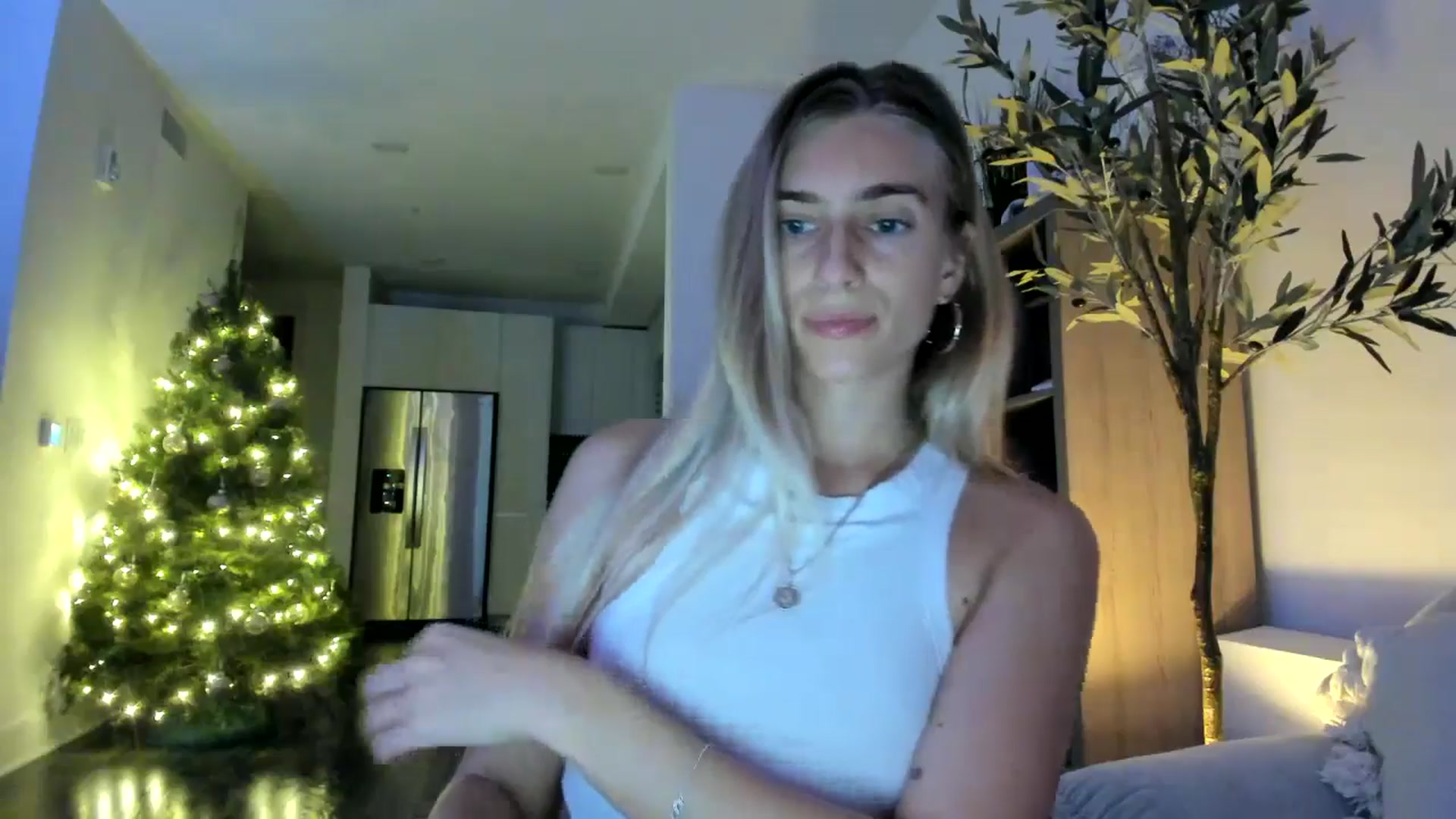 Gallery image thumbnail from Vodka_Queen's myfreecams stream on, 12/20/2024, 06:38 image 12 of 20