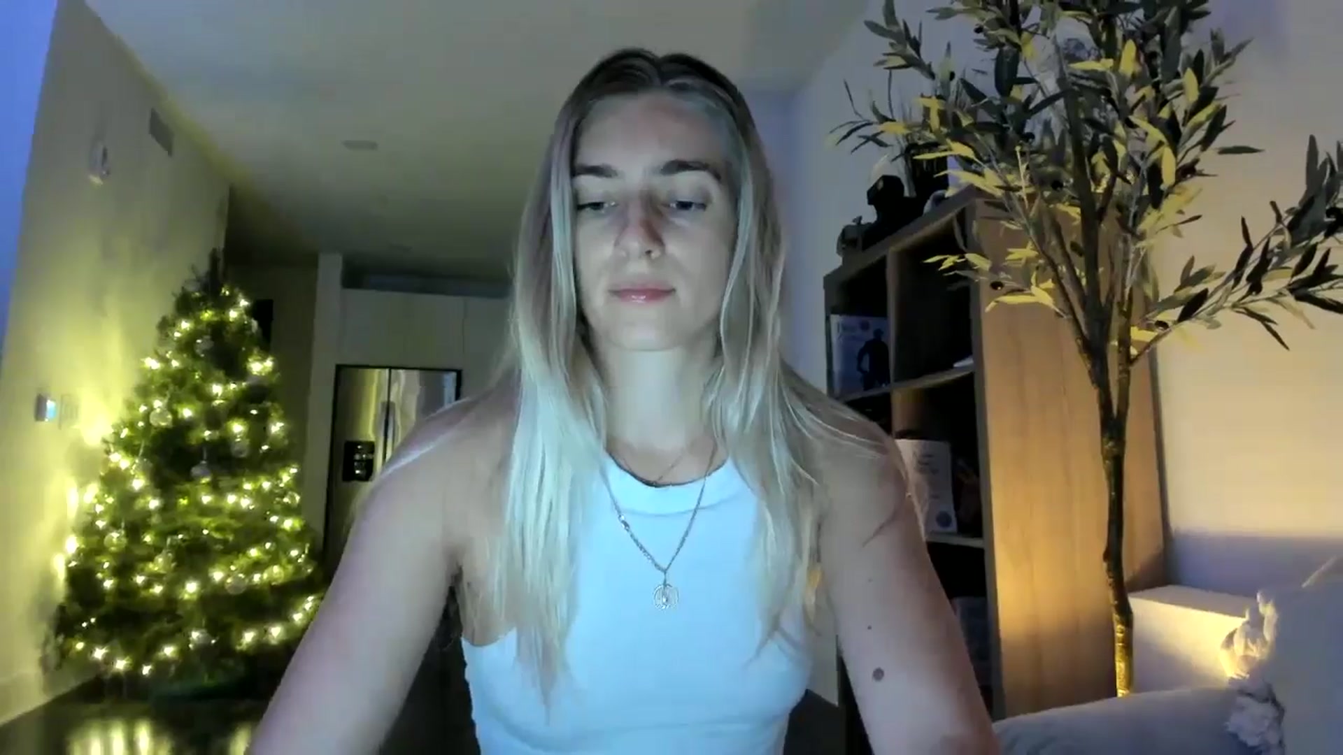Gallery image thumbnail from Vodka_Queen's myfreecams stream on, 12/20/2024, 06:38 image 9 of 20