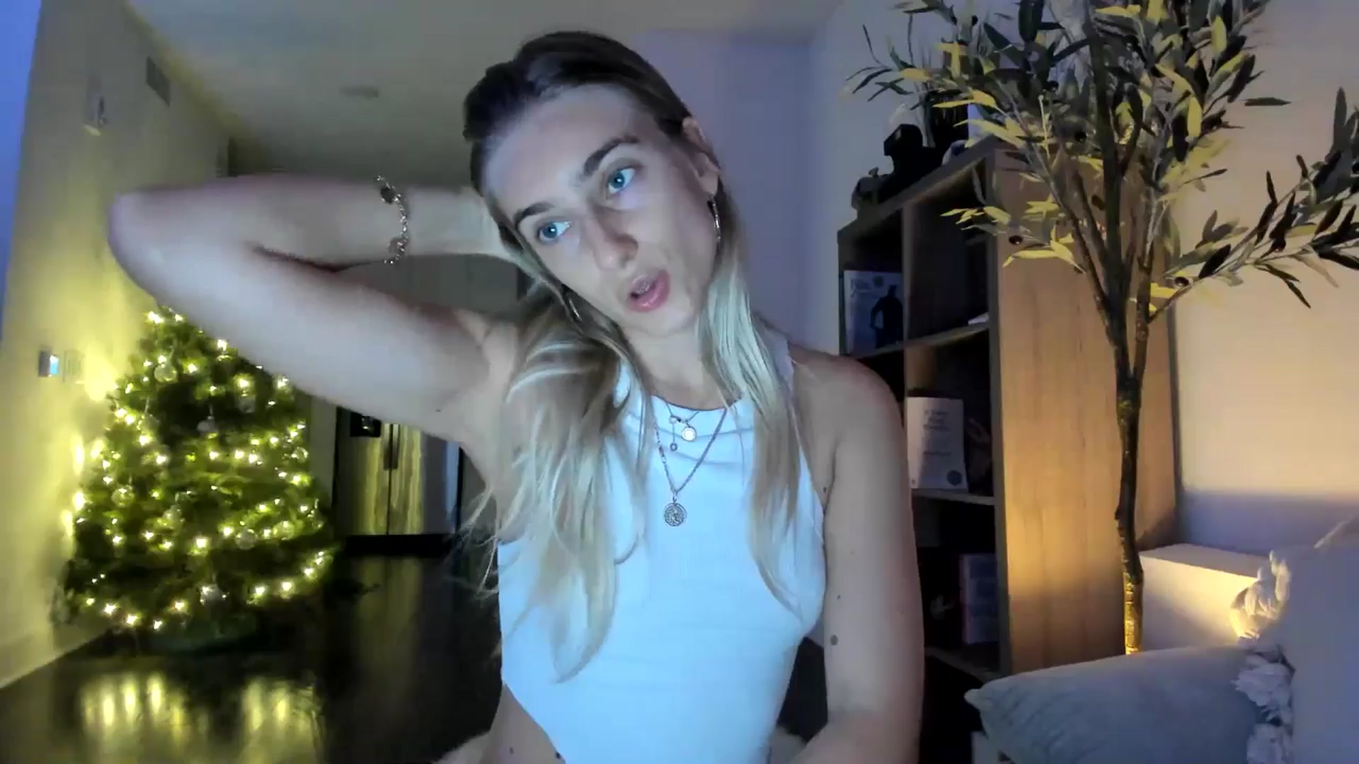 Gallery image thumbnail from Vodka_Queen's myfreecams stream on, 12/20/2024, 06:38 image 15 of 20