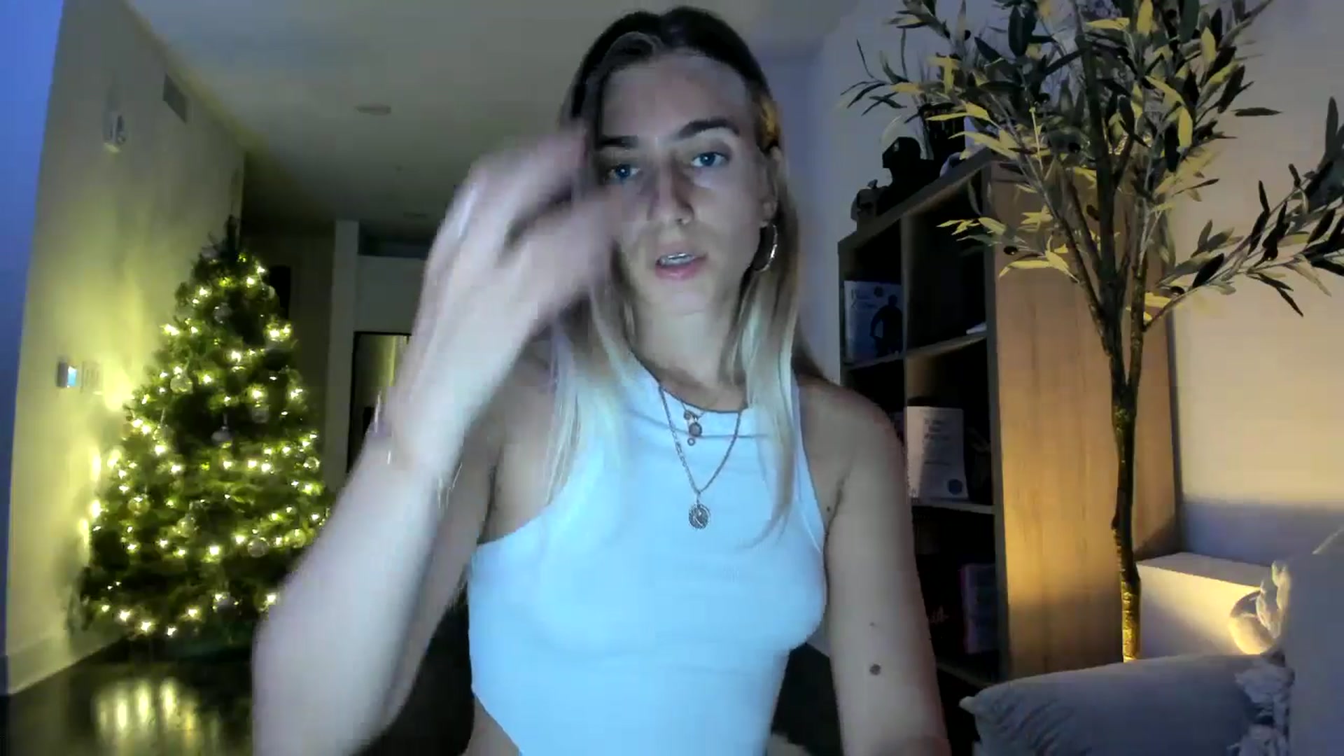 Gallery image thumbnail from Vodka_Queen's myfreecams stream on, 12/20/2024, 06:38 image 19 of 20