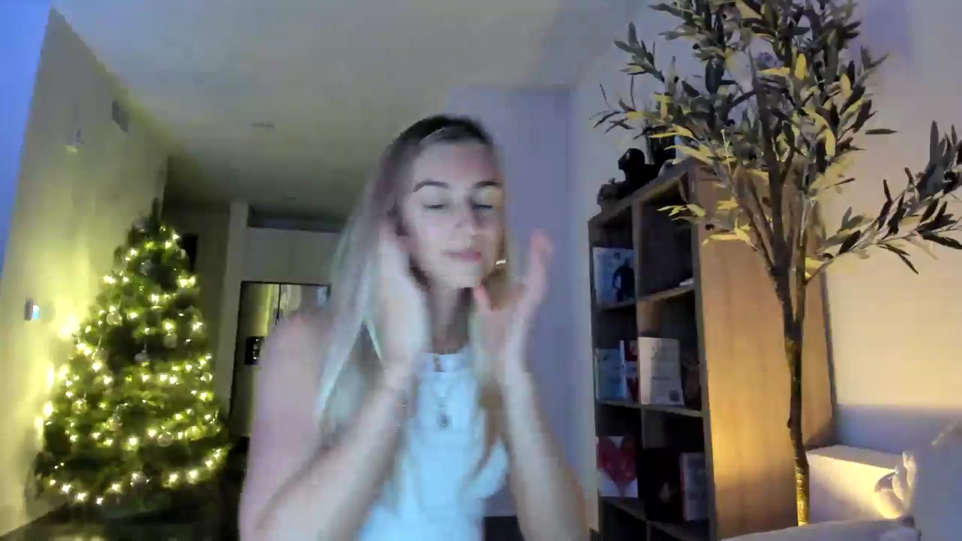 Gallery image thumbnail from Vodka_Queen's myfreecams stream on, 12/20/2024, 06:38 image 18 of 20