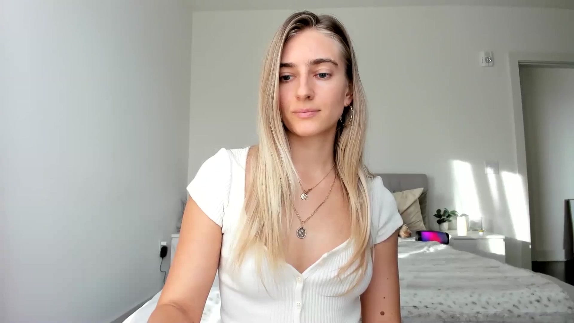 Gallery image thumbnail from Vodka_Queen's myfreecams stream on, 12/20/2024, 23:19 image 15 of 20