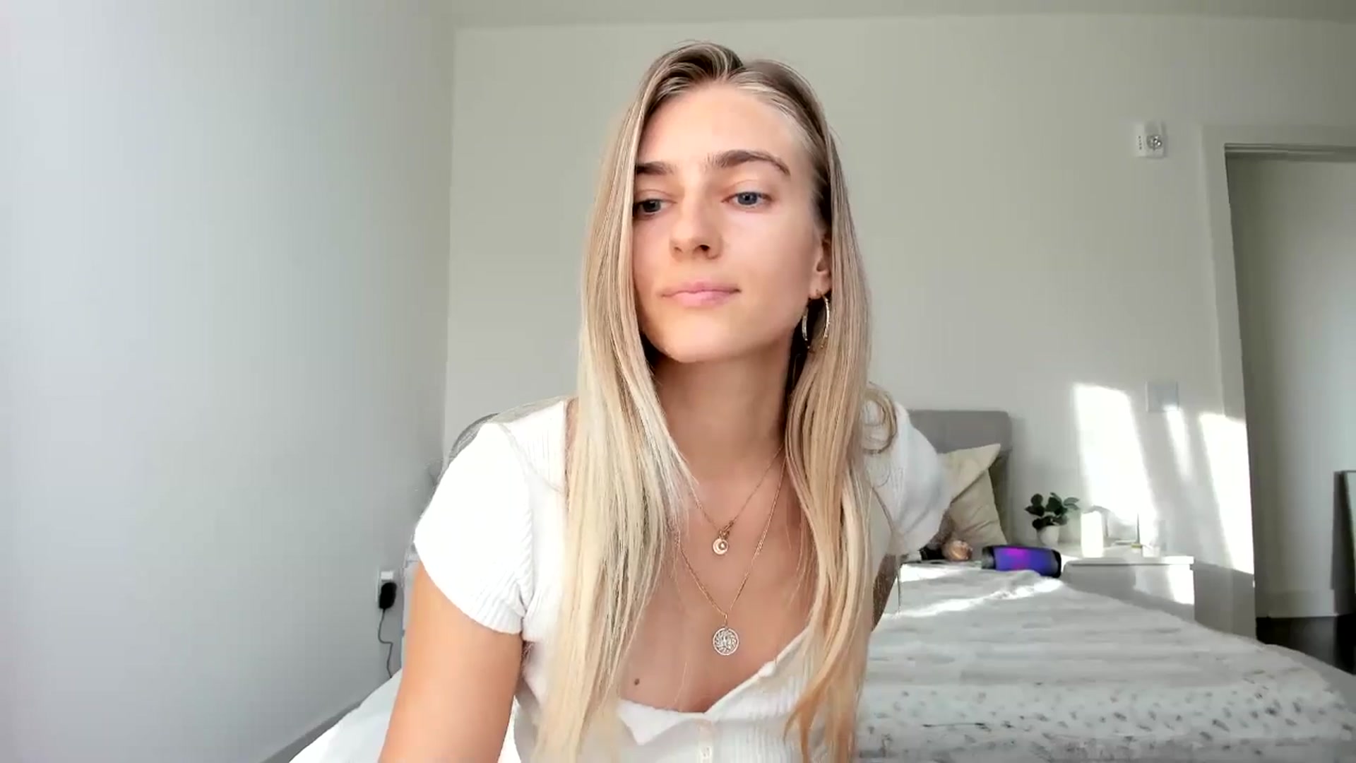 Gallery image thumbnail from Vodka_Queen's myfreecams stream on, 12/20/2024, 23:19 image 14 of 20