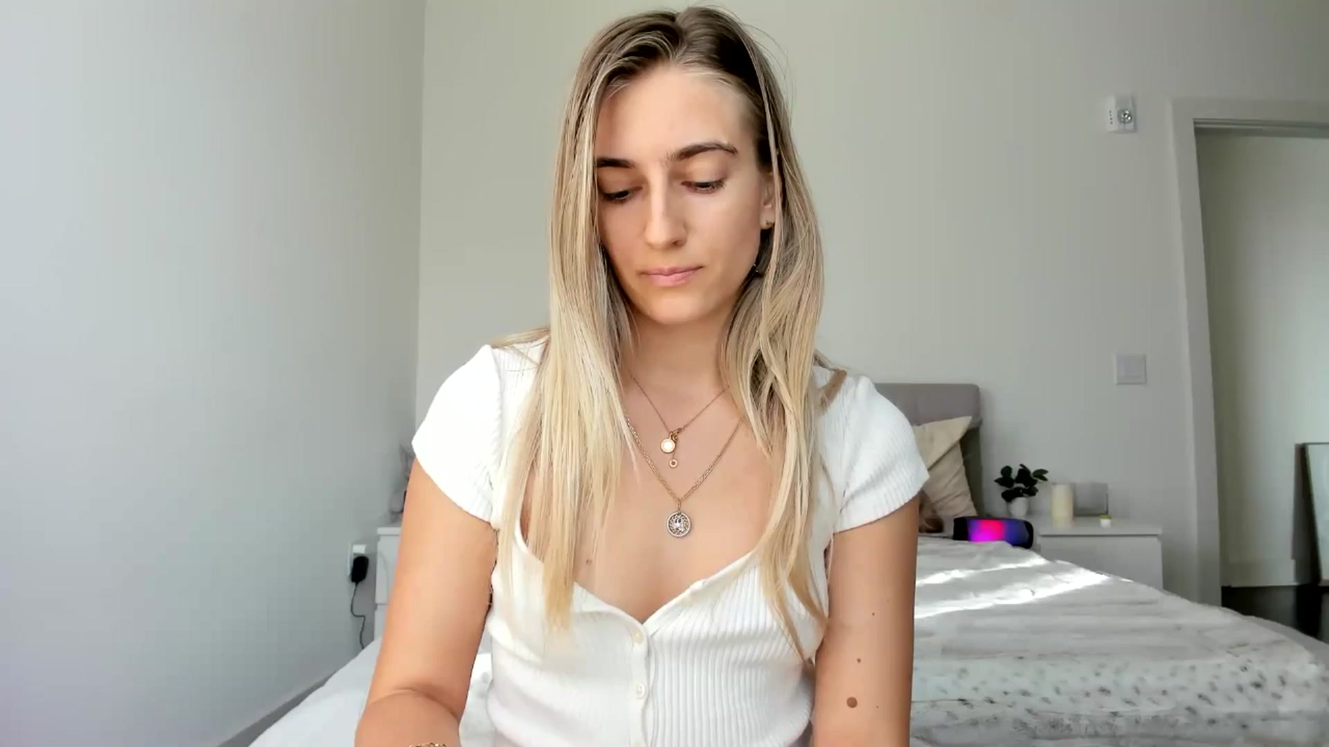 Gallery image thumbnail from Vodka_Queen's myfreecams stream on, 12/20/2024, 23:19 image 3 of 20