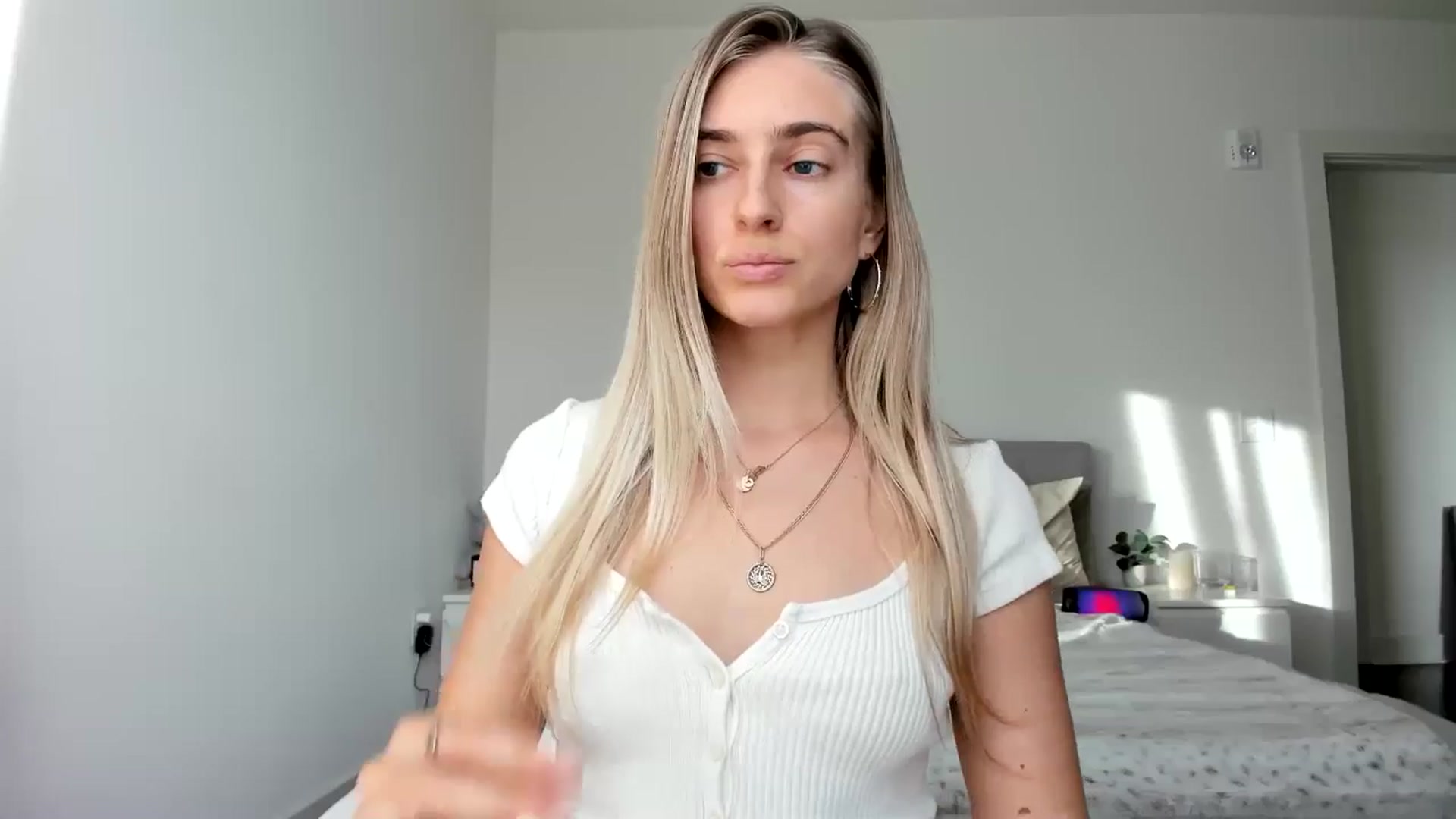 Gallery image thumbnail from Vodka_Queen's myfreecams stream on, 12/20/2024, 23:19 image 17 of 20