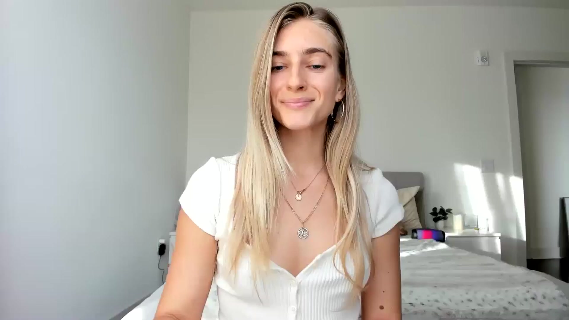 Gallery image thumbnail from Vodka_Queen's myfreecams stream on, 12/20/2024, 23:19 image 13 of 20