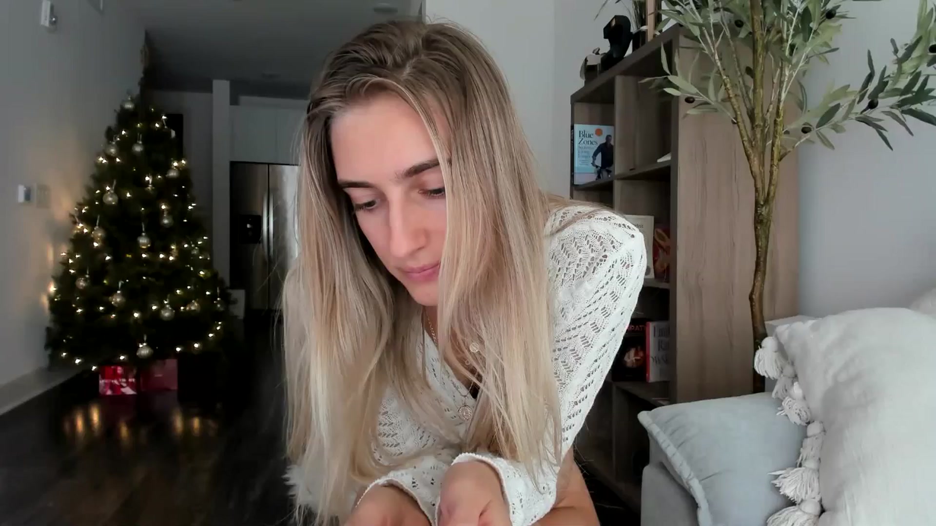 Gallery image thumbnail from Vodka_Queen's myfreecams stream on, 12/23/2024, 23:38 image 10 of 20