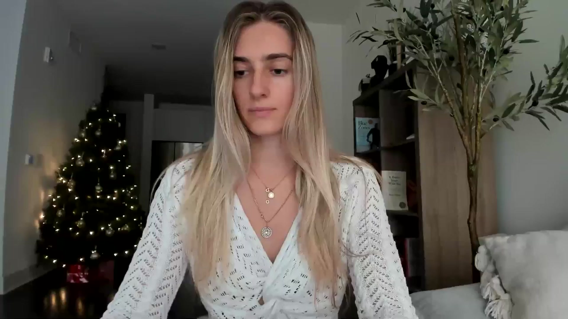 Gallery image thumbnail from Vodka_Queen's myfreecams stream on, 12/23/2024, 23:38 image 20 of 20