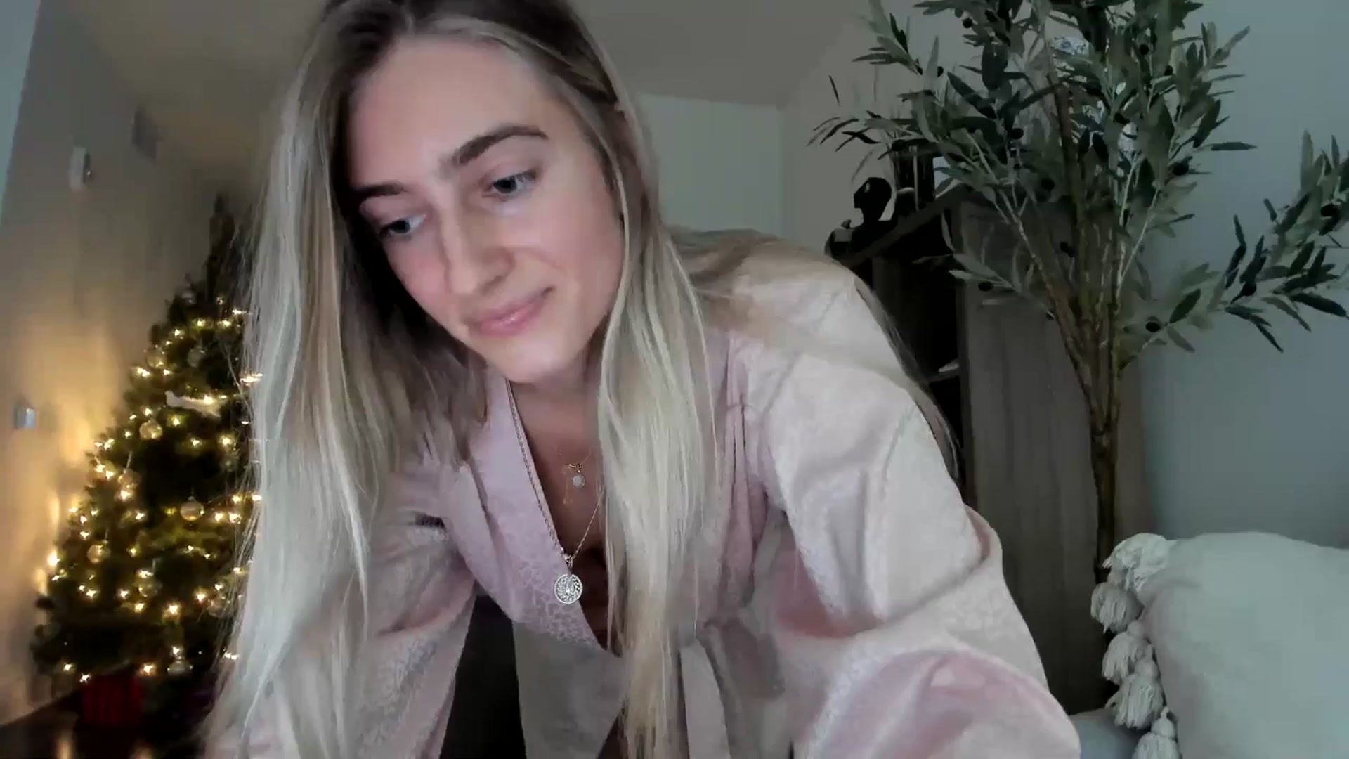 Gallery image thumbnail from Vodka_Queen's myfreecams stream on, 12/28/2024, 01:57 image 6 of 20