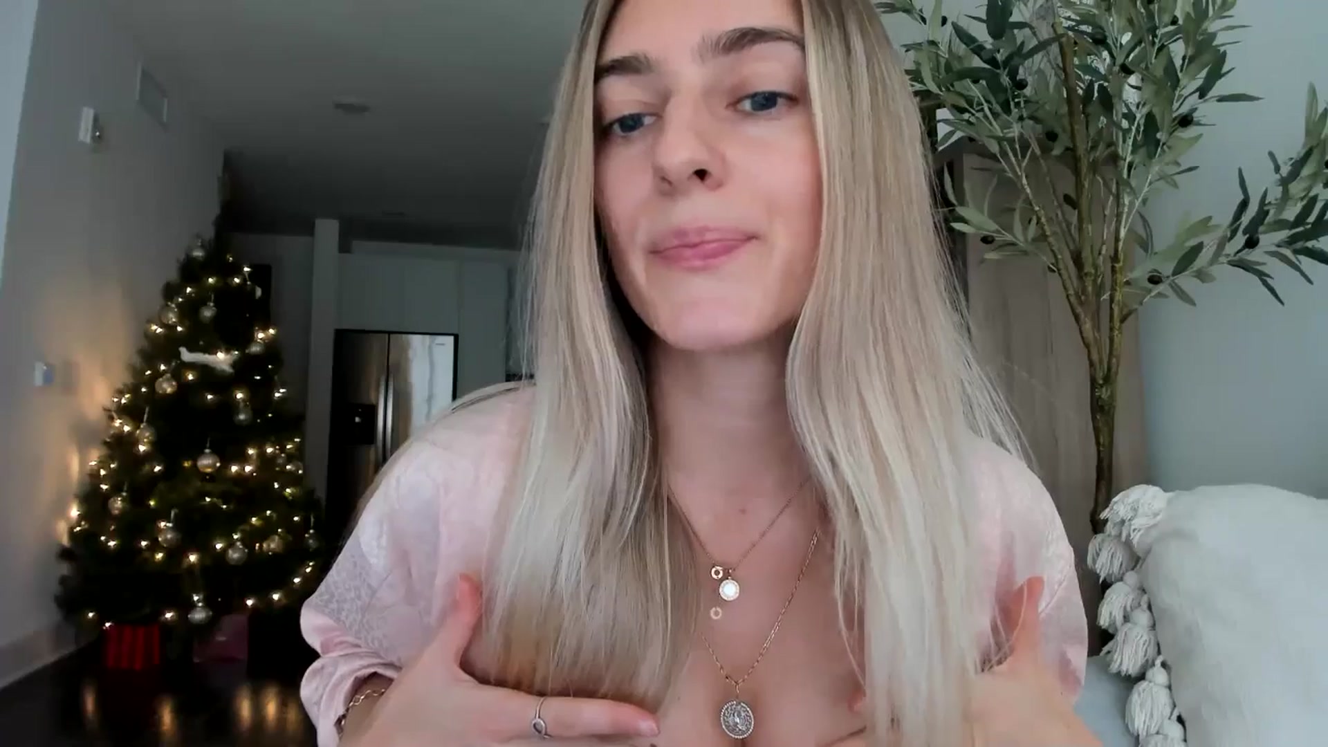 Gallery image thumbnail from Vodka_Queen's myfreecams stream on, 12/28/2024, 01:57 image 3 of 20