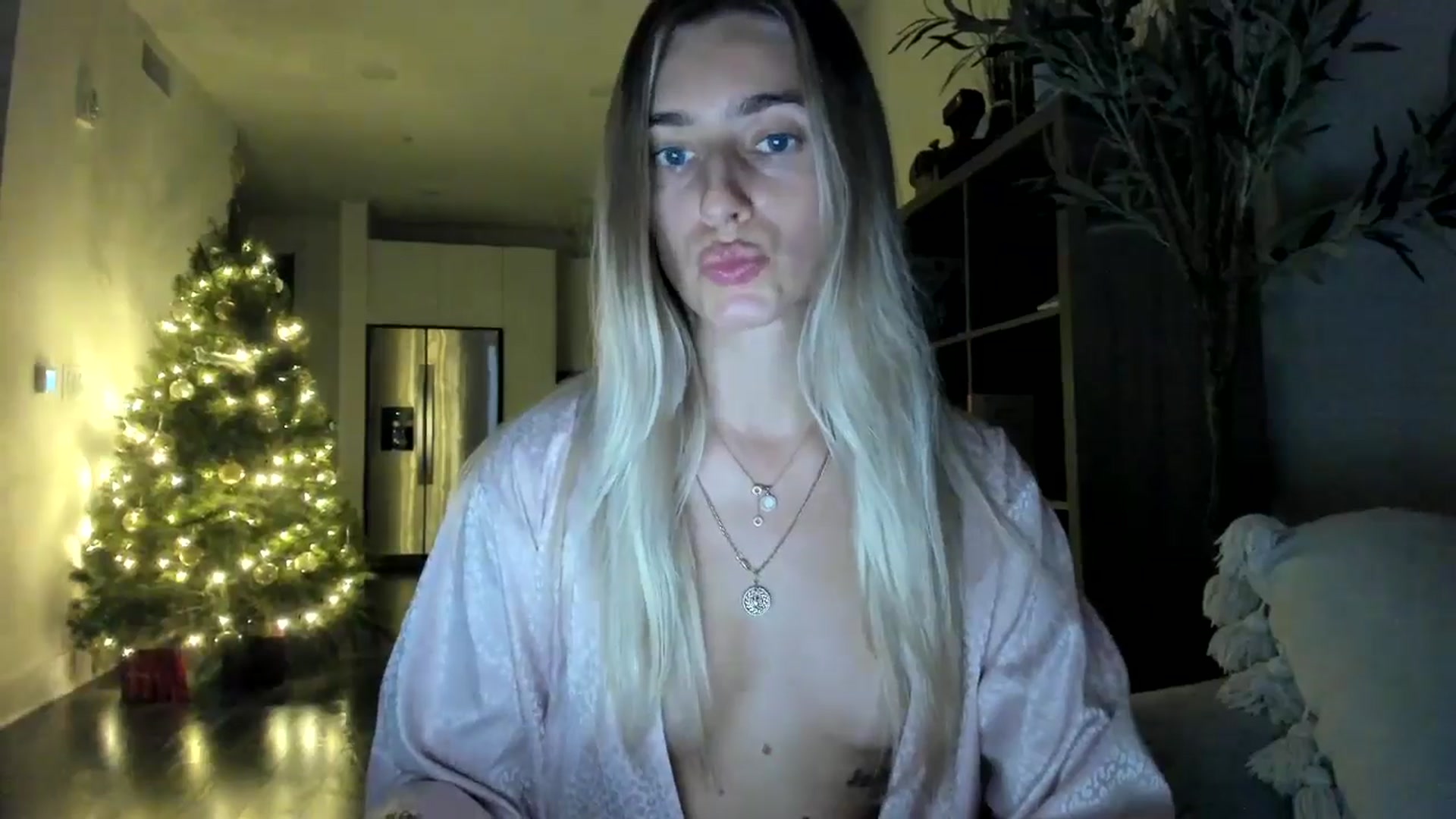 Gallery image thumbnail from Vodka_Queen's myfreecams stream on, 12/28/2024, 01:57 image 16 of 20