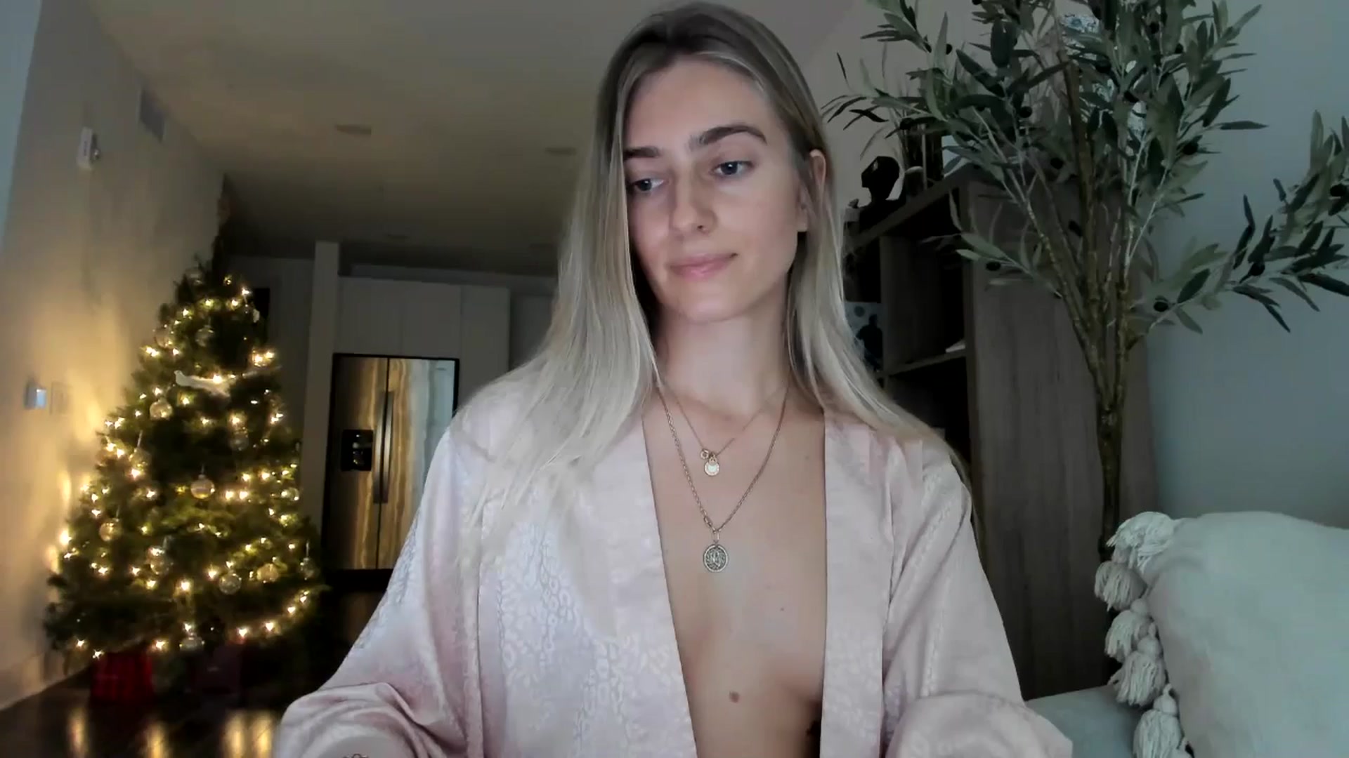 Gallery image thumbnail from Vodka_Queen's myfreecams stream on, 12/28/2024, 01:57 image 7 of 20