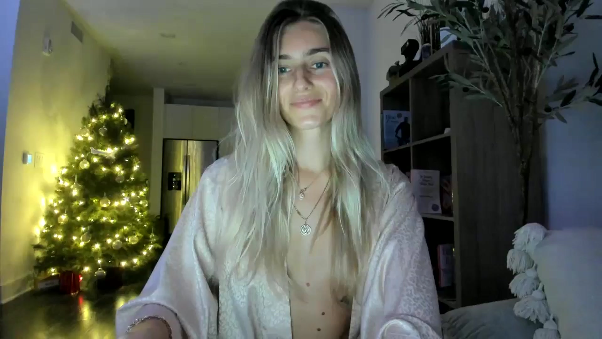 Gallery image thumbnail from Vodka_Queen's myfreecams stream on, 12/31/2024, 04:07 image 1 of 20