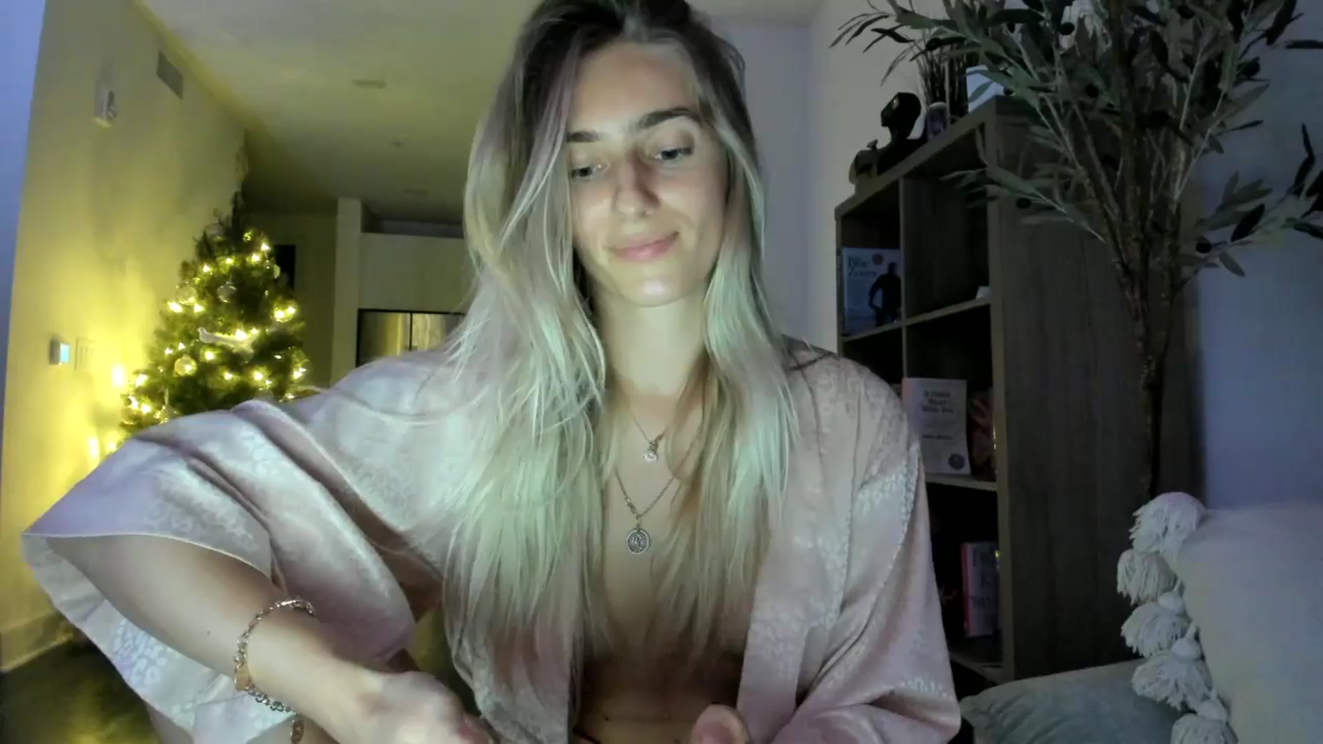 Gallery image thumbnail from Vodka_Queen's myfreecams stream on, 12/31/2024, 04:07 image 8 of 20
