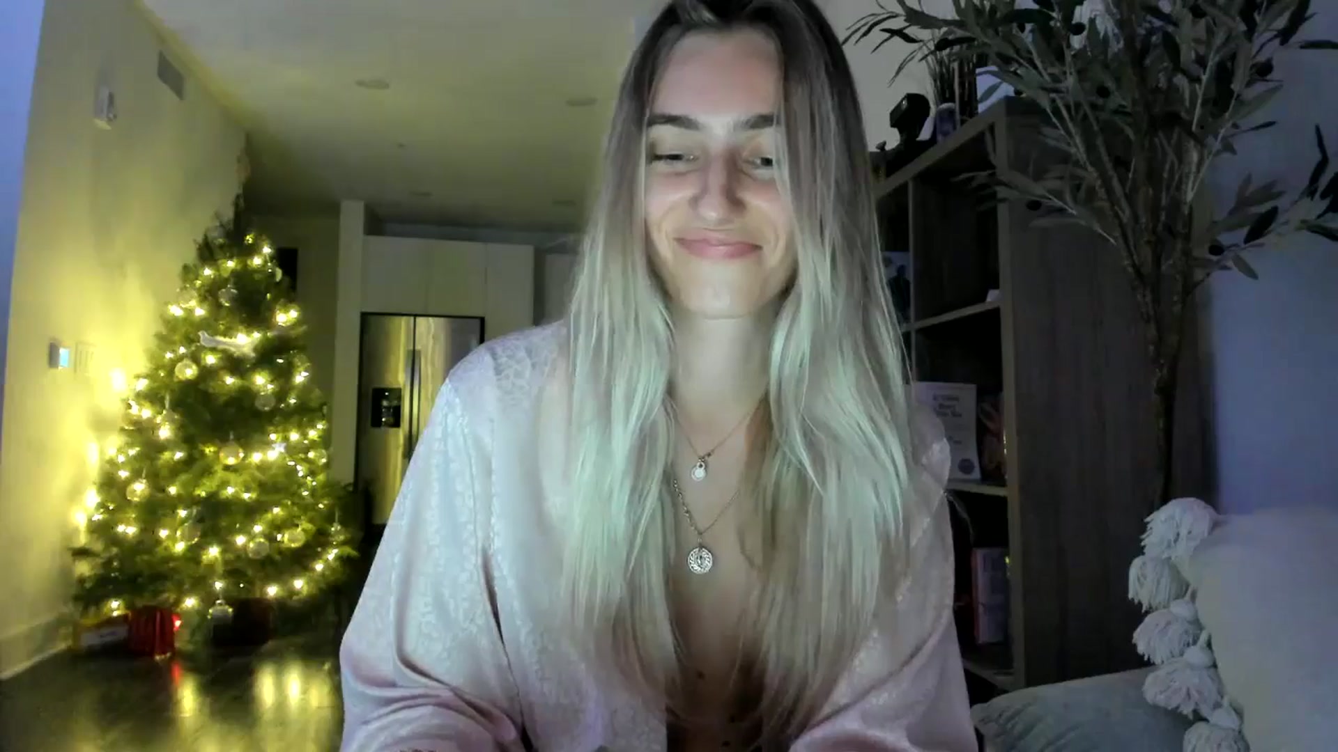 Gallery image thumbnail from Vodka_Queen's myfreecams stream on, 12/31/2024, 04:07 image 11 of 20