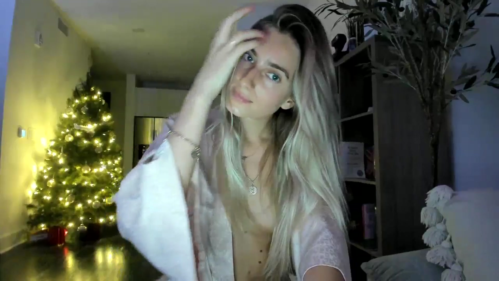 Gallery image thumbnail from Vodka_Queen's myfreecams stream on, 12/31/2024, 04:07 image 15 of 20