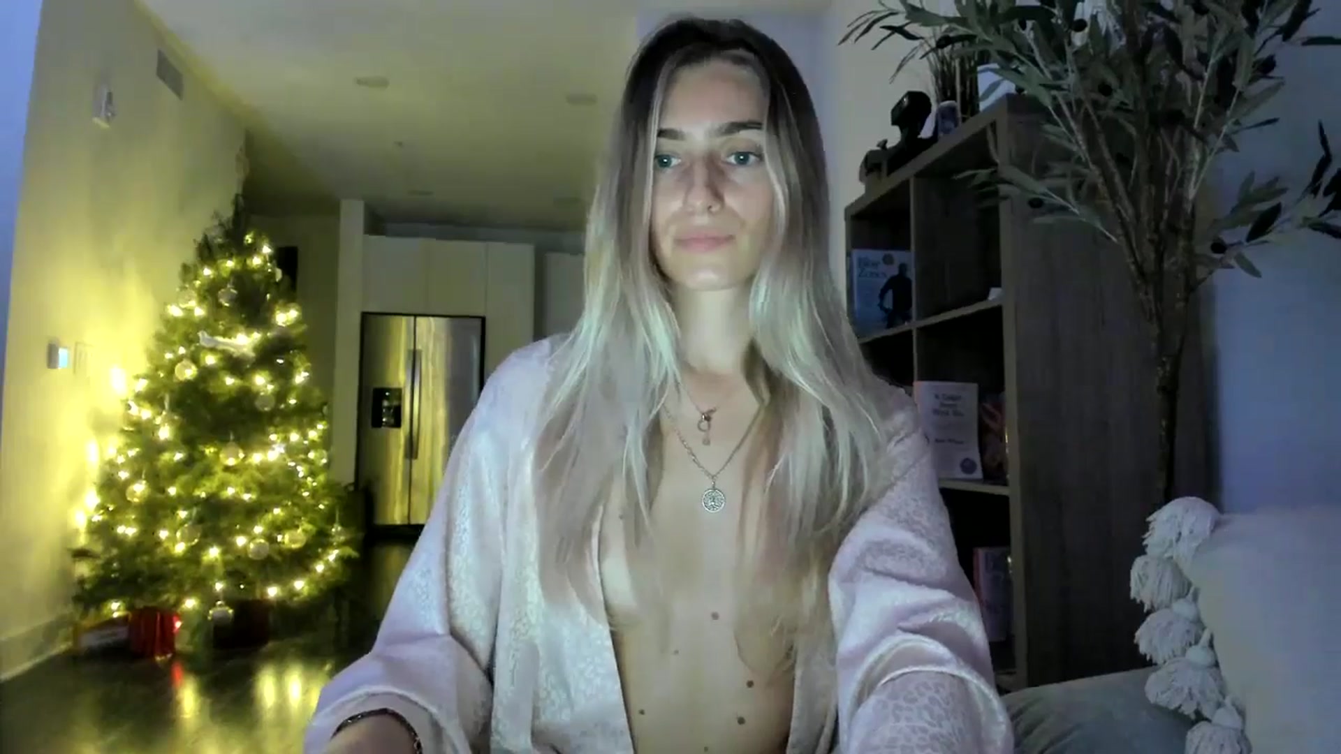 Gallery image thumbnail from Vodka_Queen's myfreecams stream on, 12/31/2024, 04:07 image 17 of 20