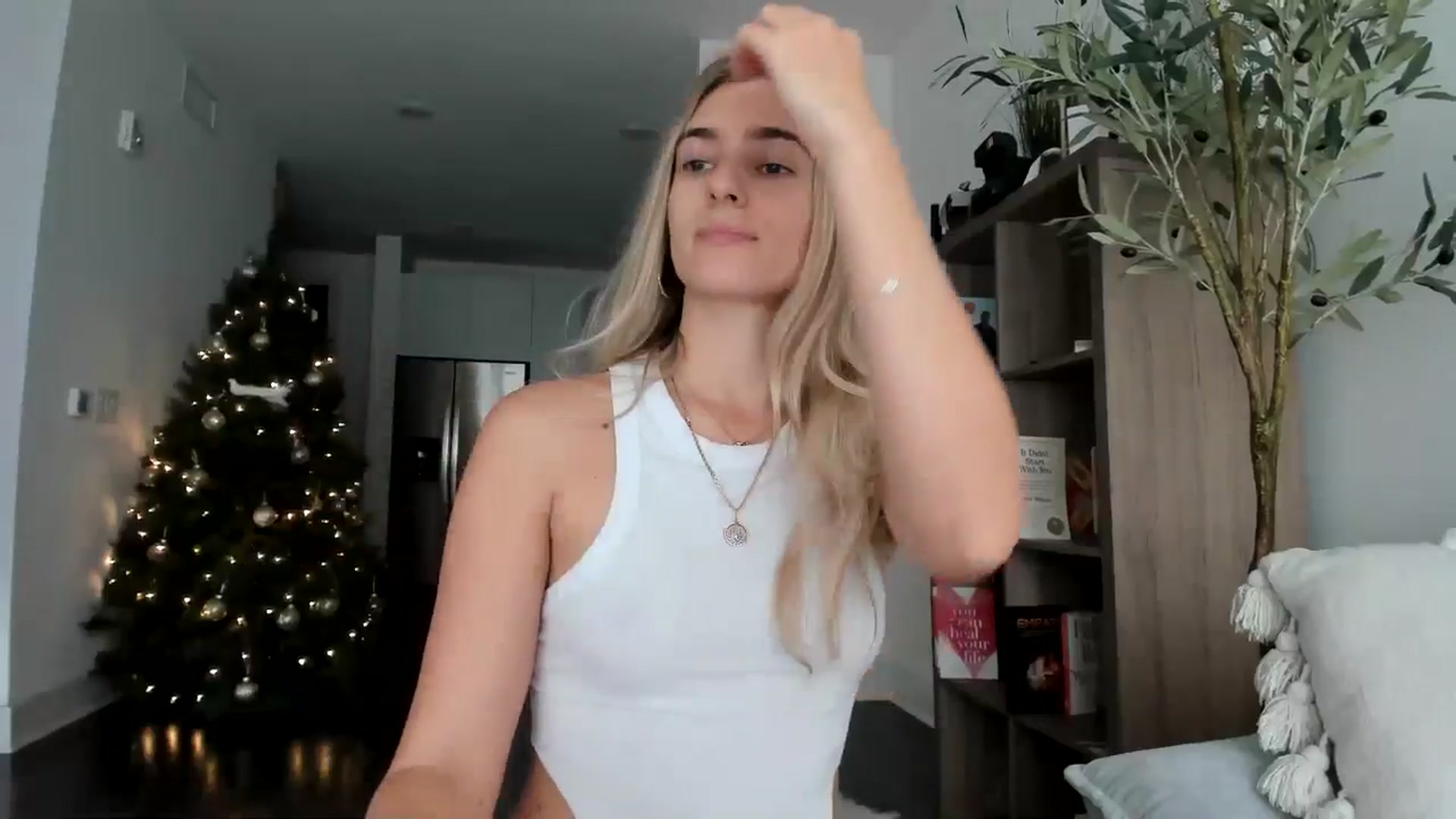 Gallery image thumbnail from Vodka_Queen's myfreecams stream on, 01/04/2025, 01:03 image 3 of 20