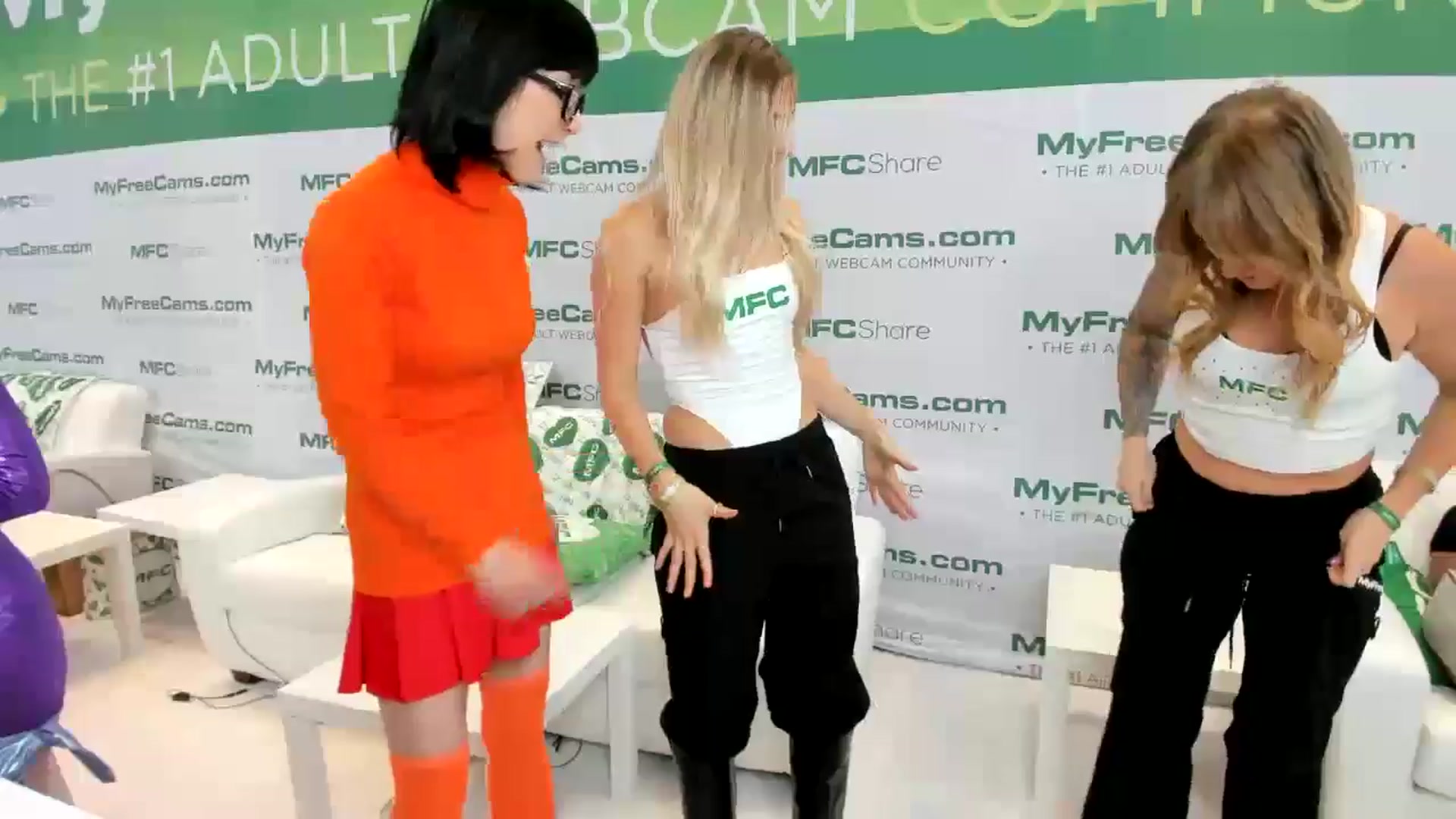 Gallery image thumbnail from Vodka_Queen's myfreecams stream on, 01/23/2025, 23:02 image 16 of 20