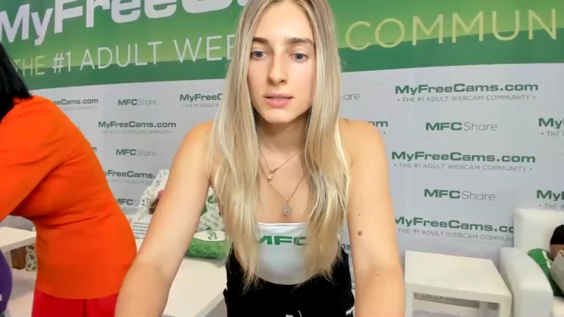 Gallery image thumbnail from Vodka_Queen's myfreecams stream on, 01/23/2025, 23:02 image 19 of 20