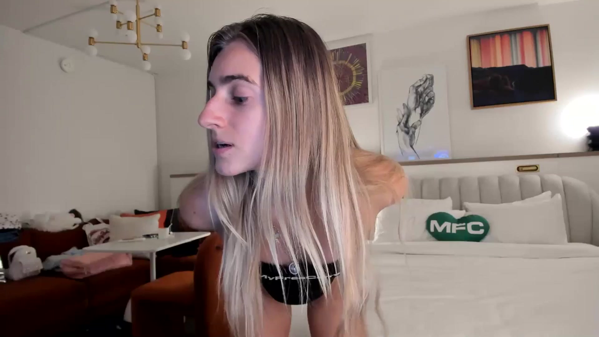 Gallery image thumbnail from Vodka_Queen's myfreecams stream on, 01/25/2025, 03:18 image 16 of 20