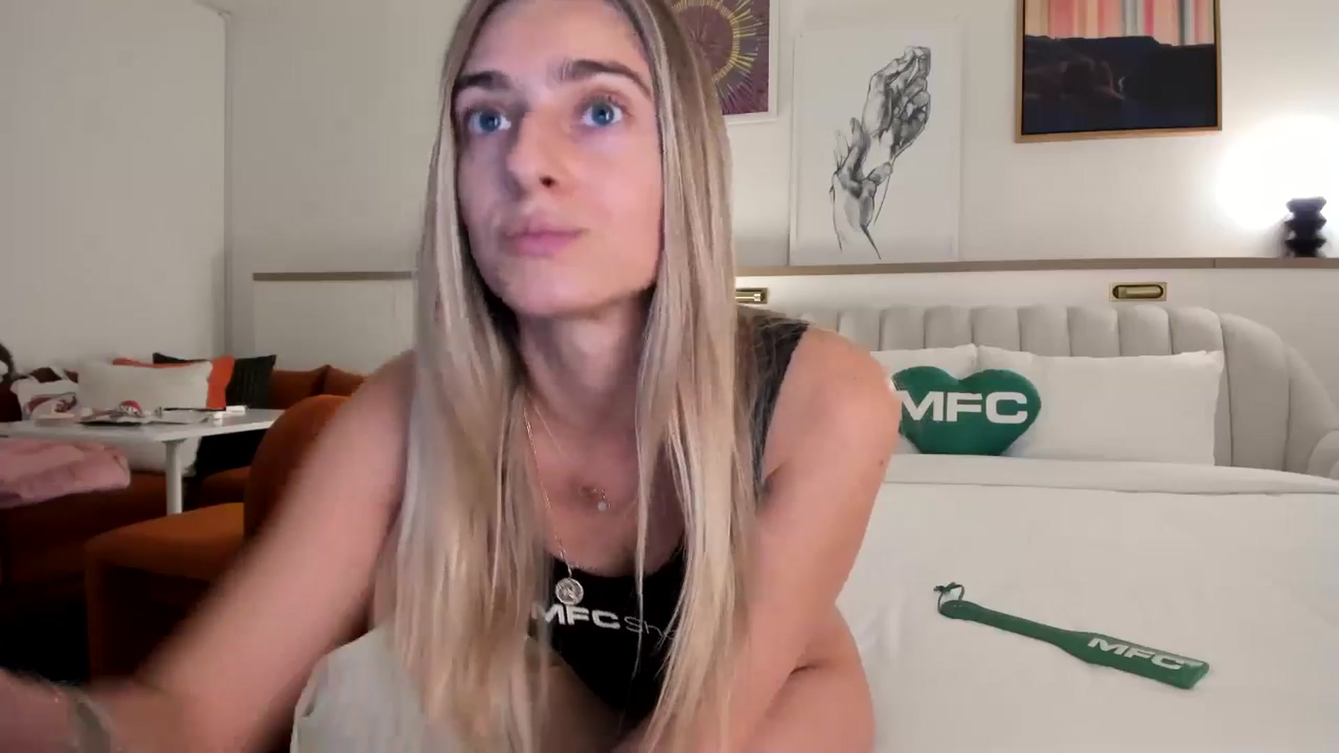 Gallery image thumbnail from Vodka_Queen's myfreecams stream on, 01/26/2025, 02:40 image 17 of 20