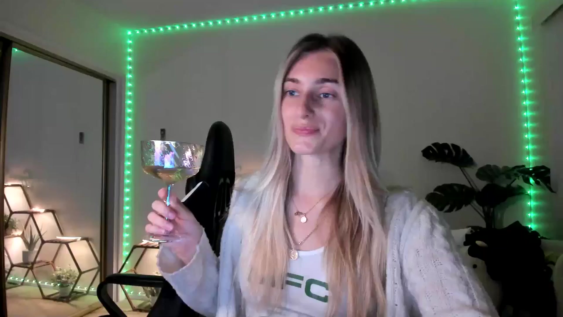 Gallery image thumbnail from Vodka_Queen's myfreecams stream on, 01/28/2025, 08:07 image 1 of 20