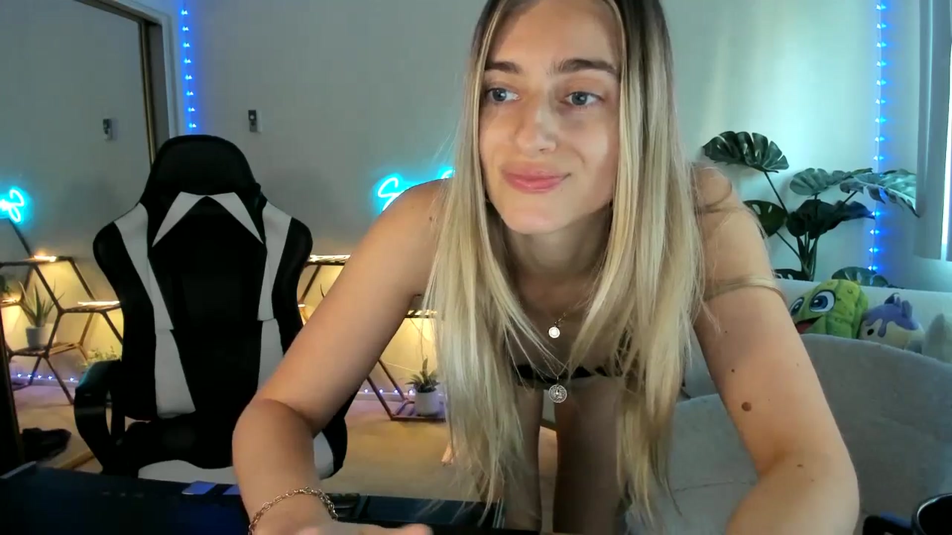 Gallery image thumbnail from Vodka_Queen's myfreecams stream on, 02/02/2025, 24:02 image 5 of 20