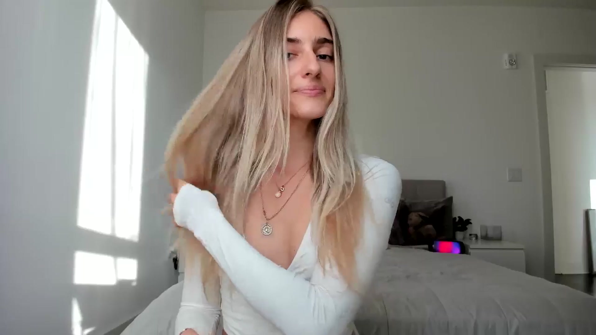 Gallery image thumbnail from Vodka_Queen's myfreecams stream on, 02/03/2025, 24:40 image 16 of 20