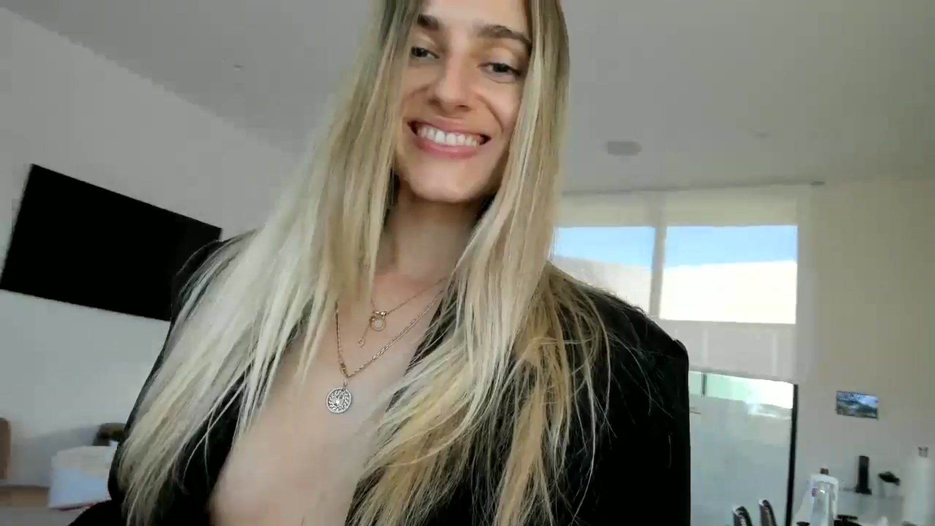 Gallery image thumbnail from Vodka_Queen's myfreecams stream on, 02/09/2025, 17:10 image 10 of 20